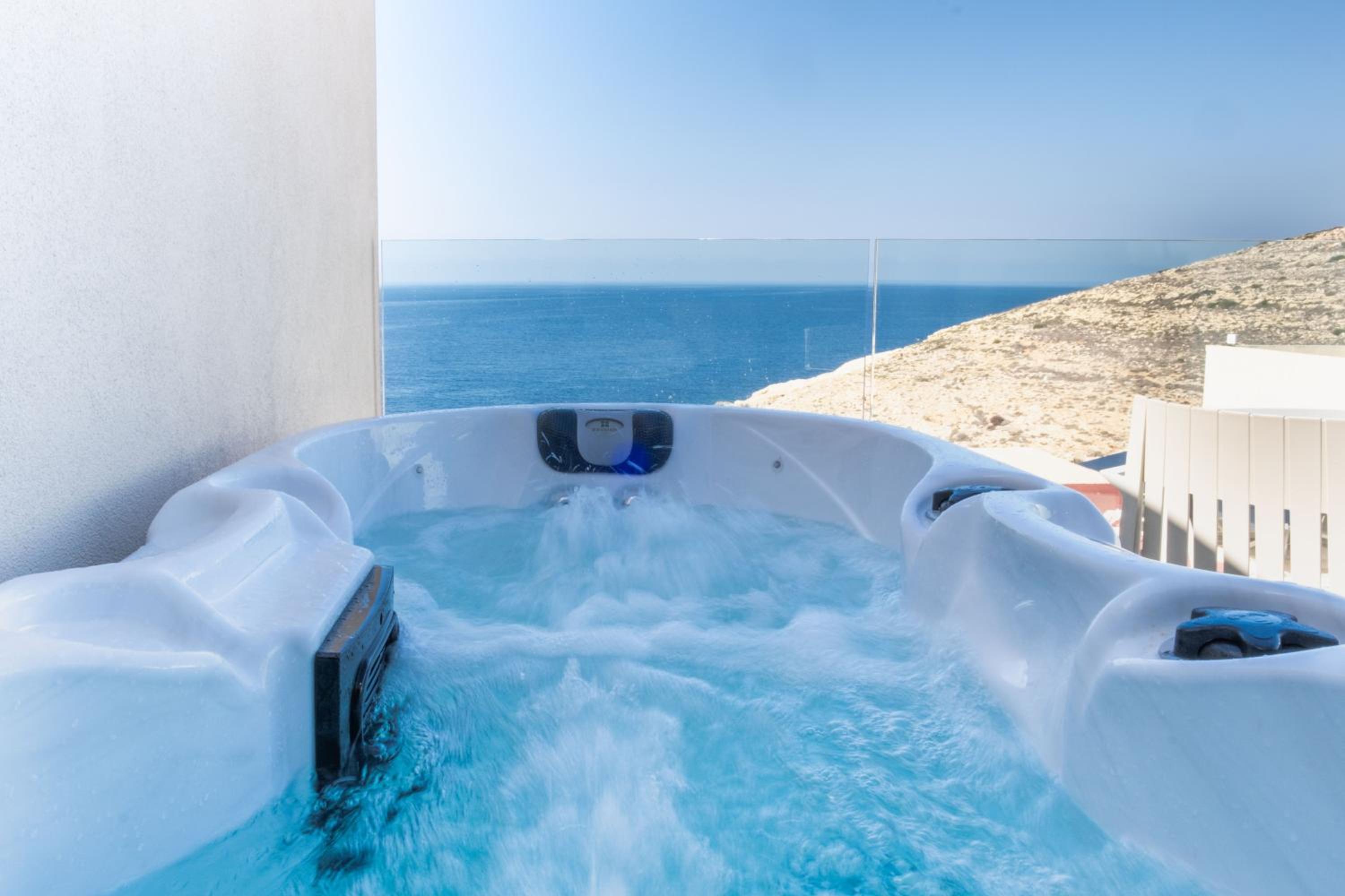  Superior Room with Sea View and Hot Tub - Photo 11