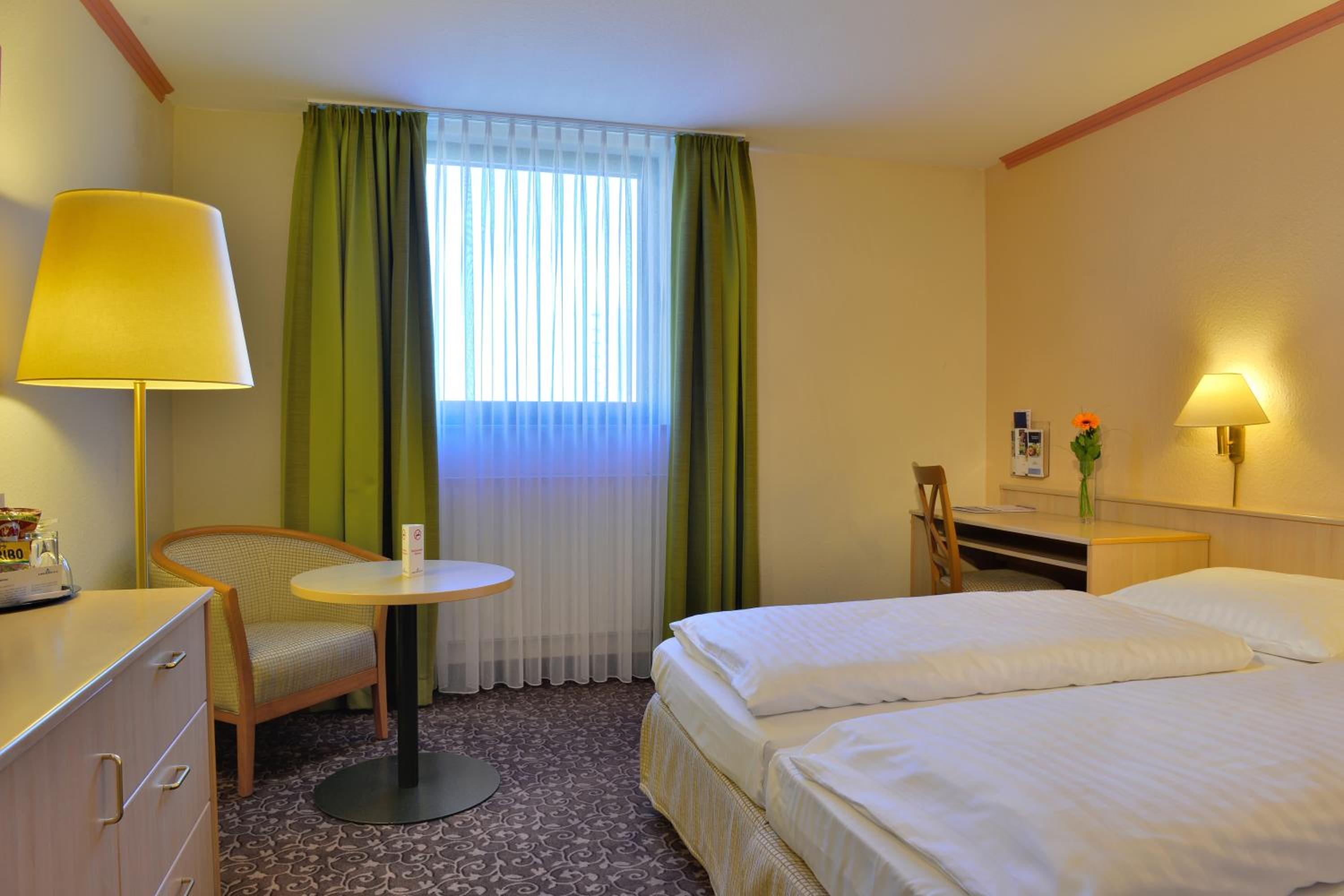 Standard Twin Room - Photo 4