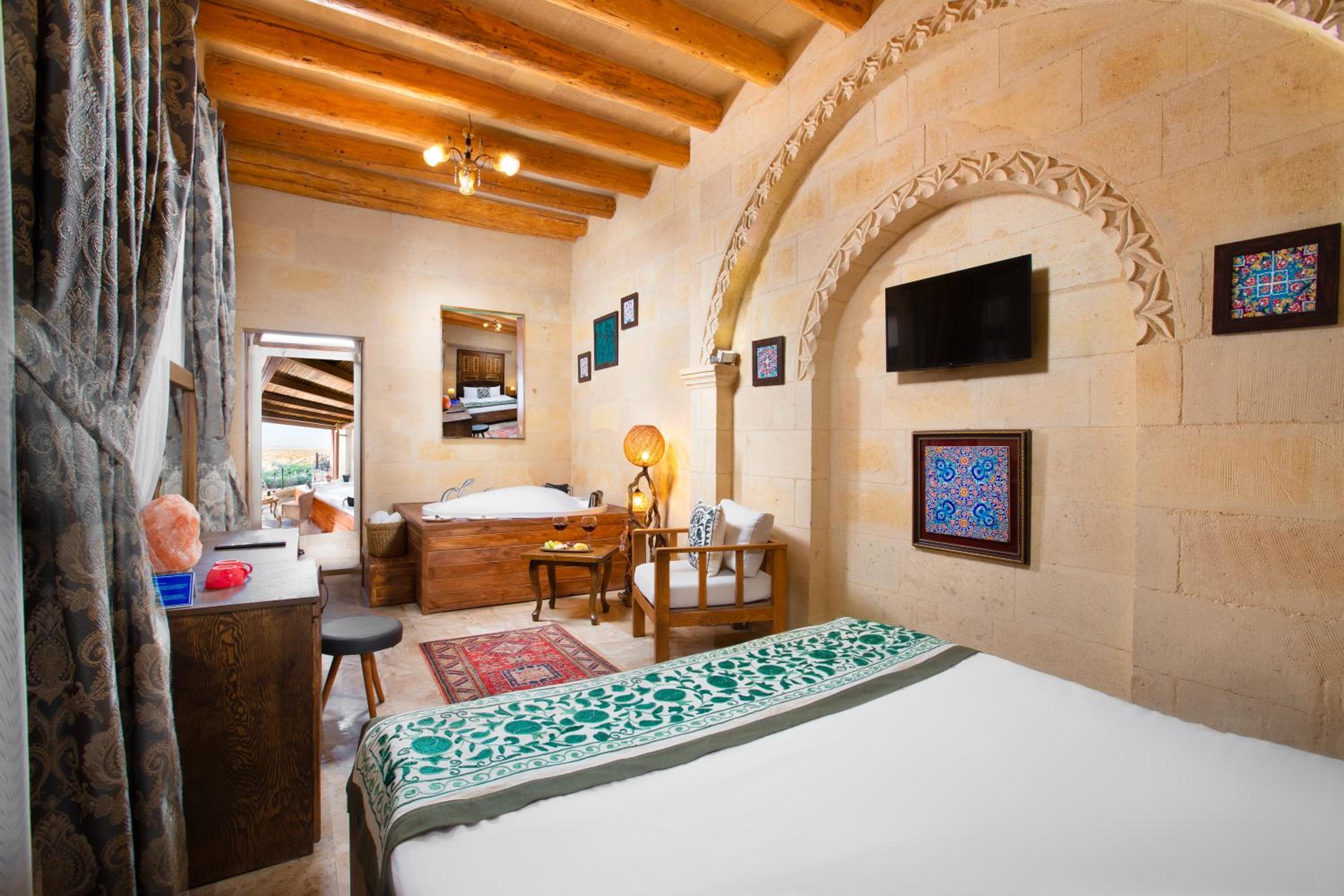 Luxury Suite with Terrace Jacuzzi photo 2