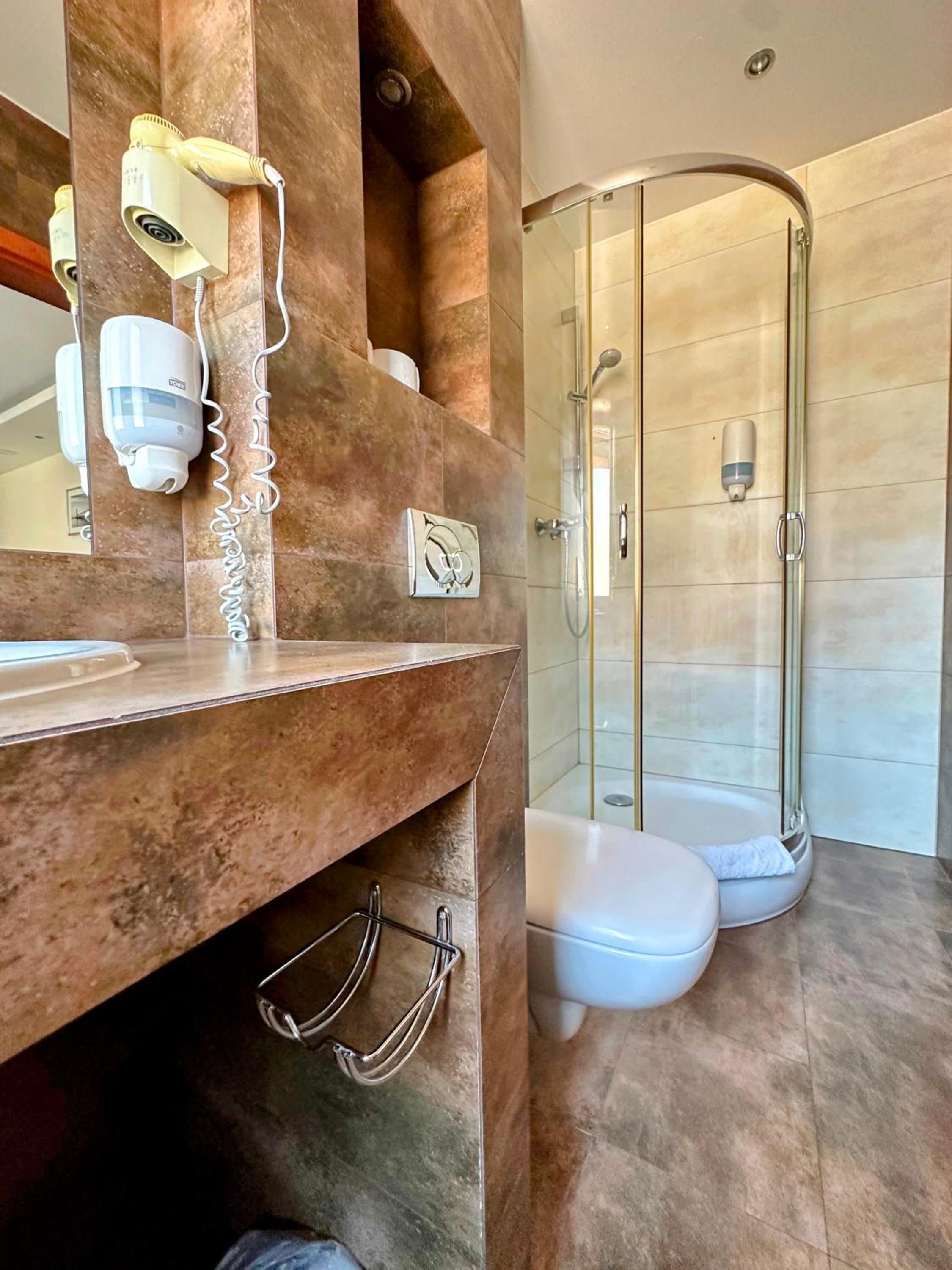 Double or Twin Room - Photo 10