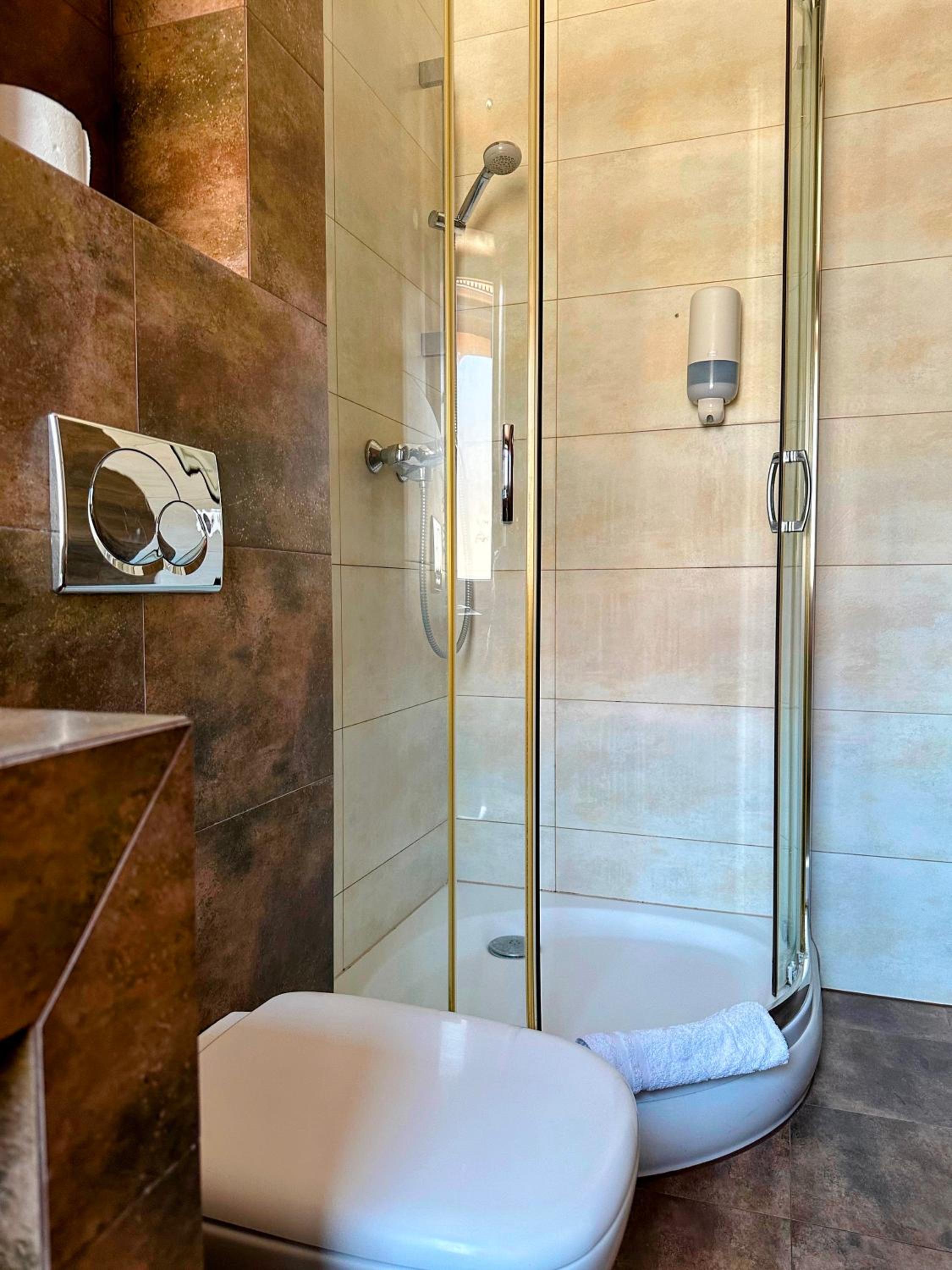 Double or Twin Room - Photo 8
