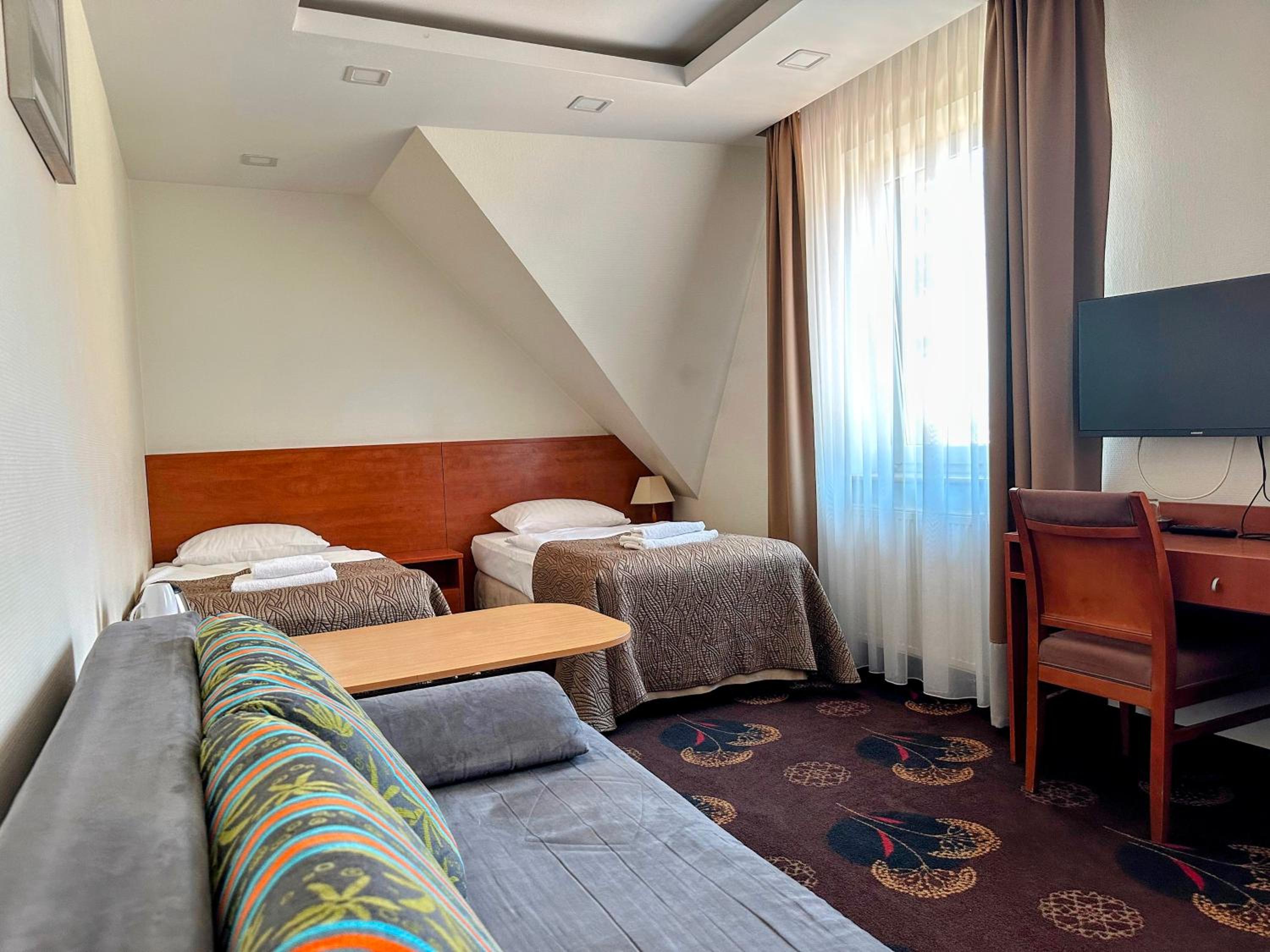 Double or Twin Room with Extra Bed - Photo 10