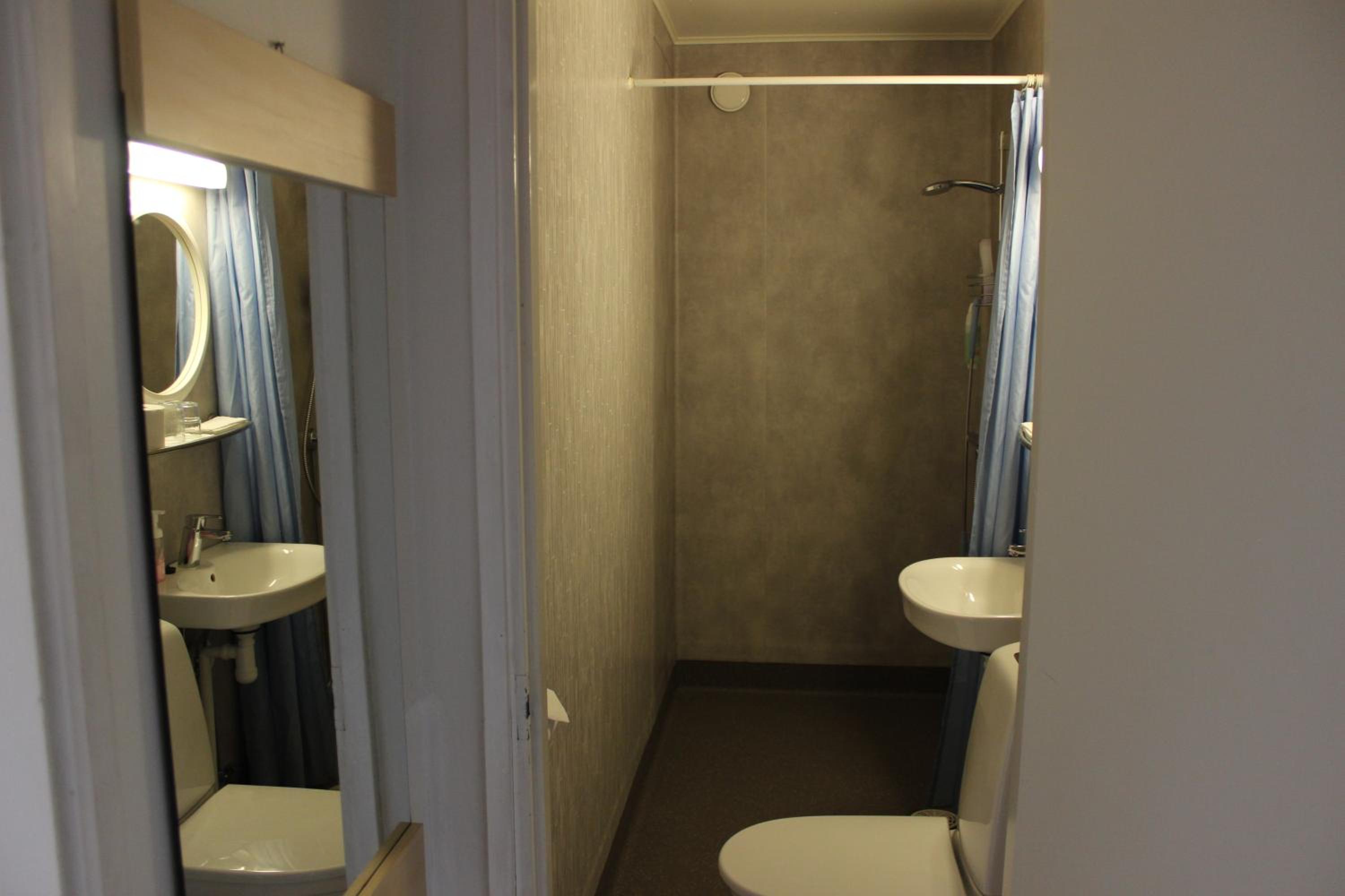 Deluxe Double Room with Shower - Photo 2