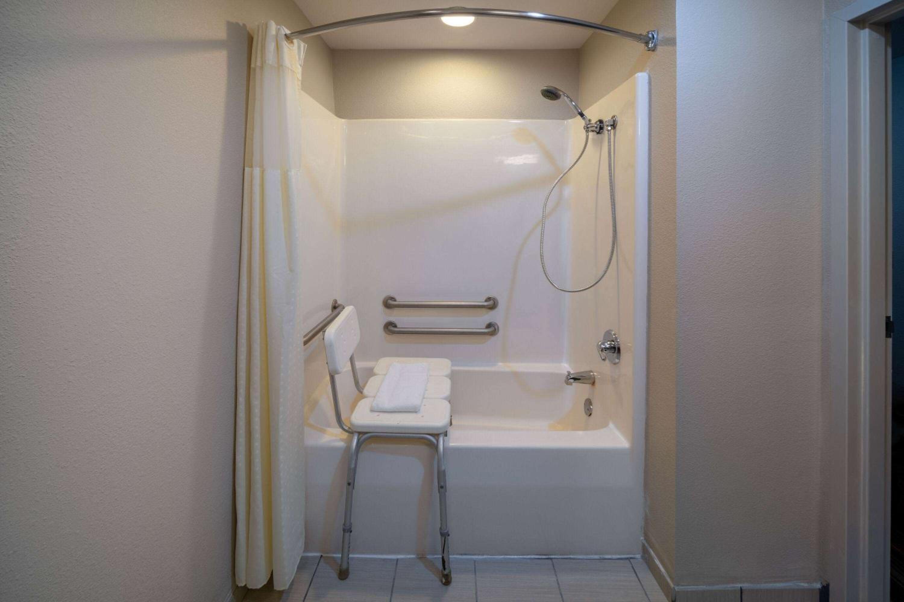 Queen Studio Suite with  Mobility Access and Bathtub with Grab Bars, Non-Smoking photo 3