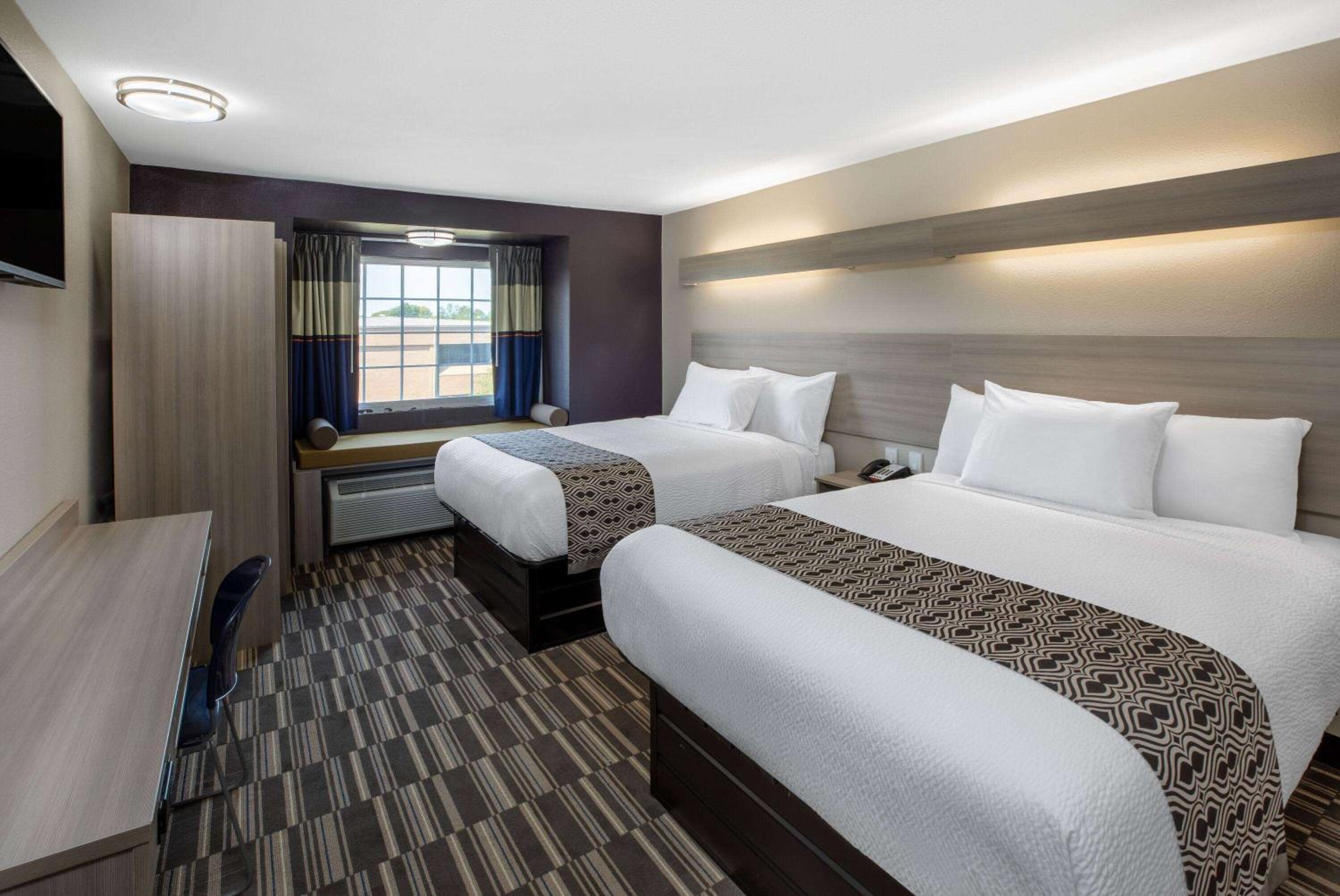 Queen Room with Two Queen Beds - Non-Smoking - Photo 4