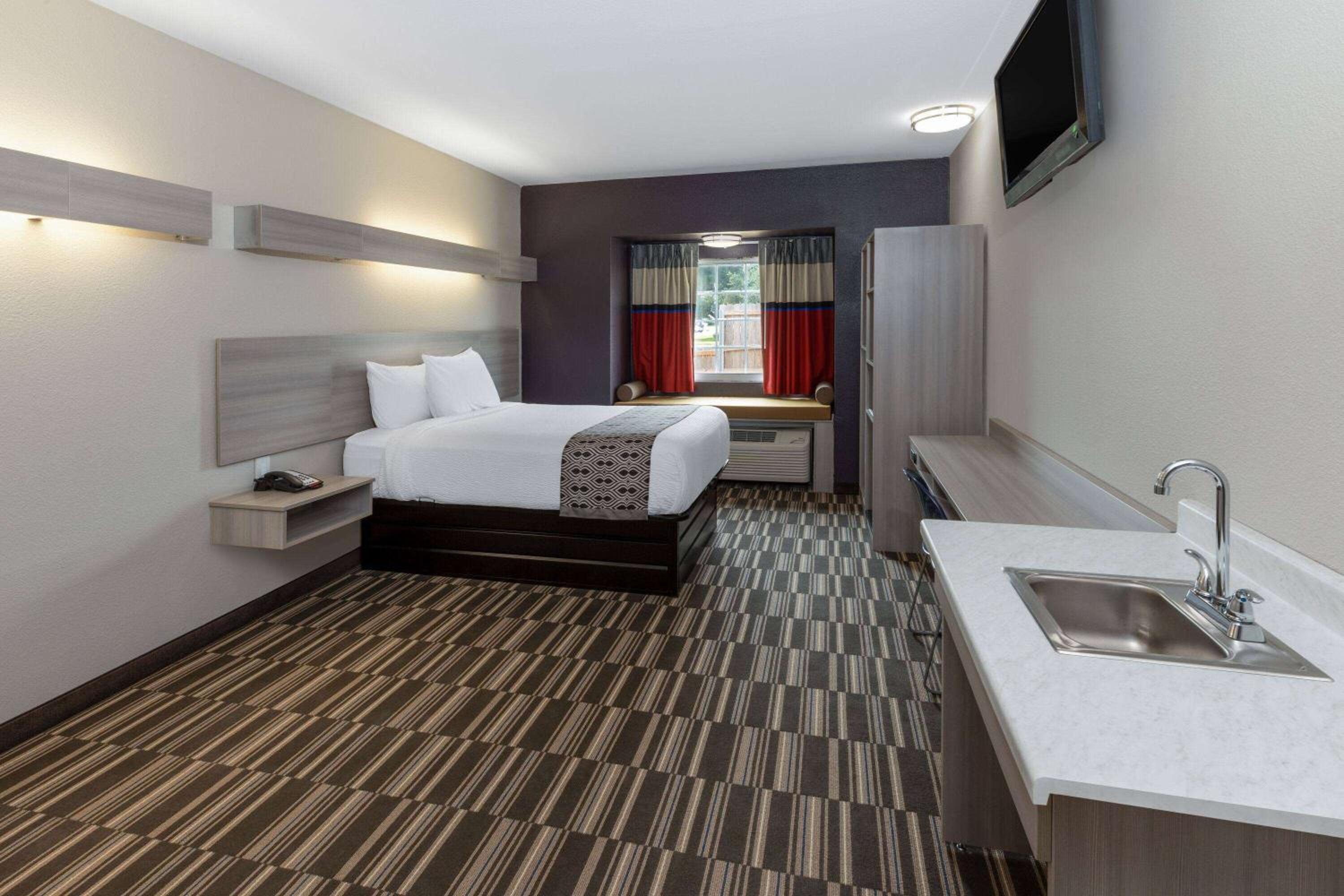 Queen Studio Suite with  Mobility Access and Roll-In Shower, Non-Smoking photo 2