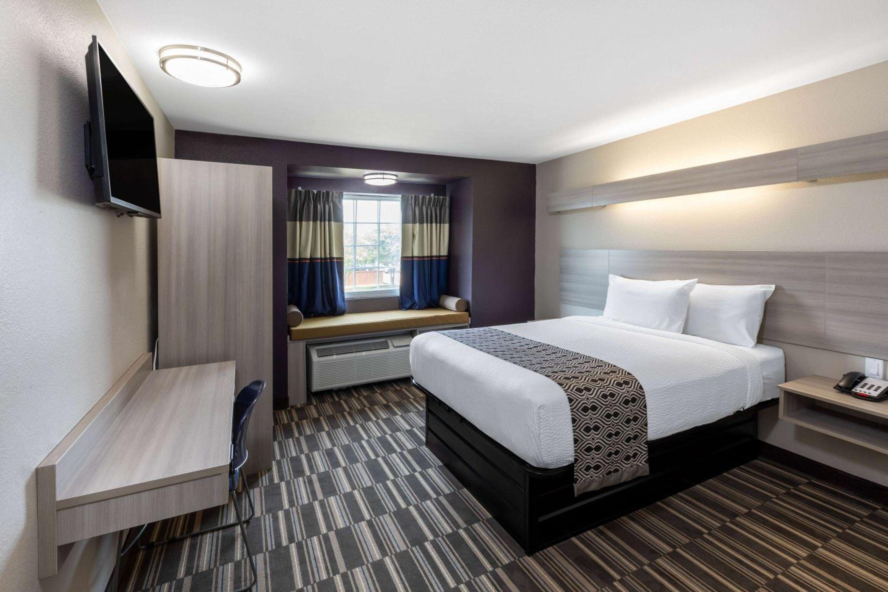 Queen Studio Suite with  Mobility Access and Bathtub with Grab Bars, Non-Smoking photo 1