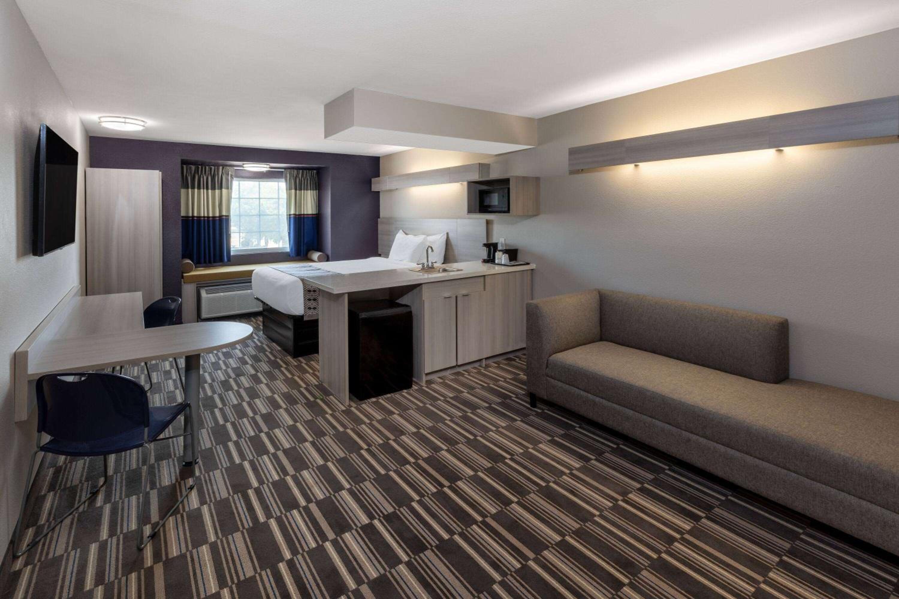 Queen Studio Suite - Non-Smoking - Photo 1