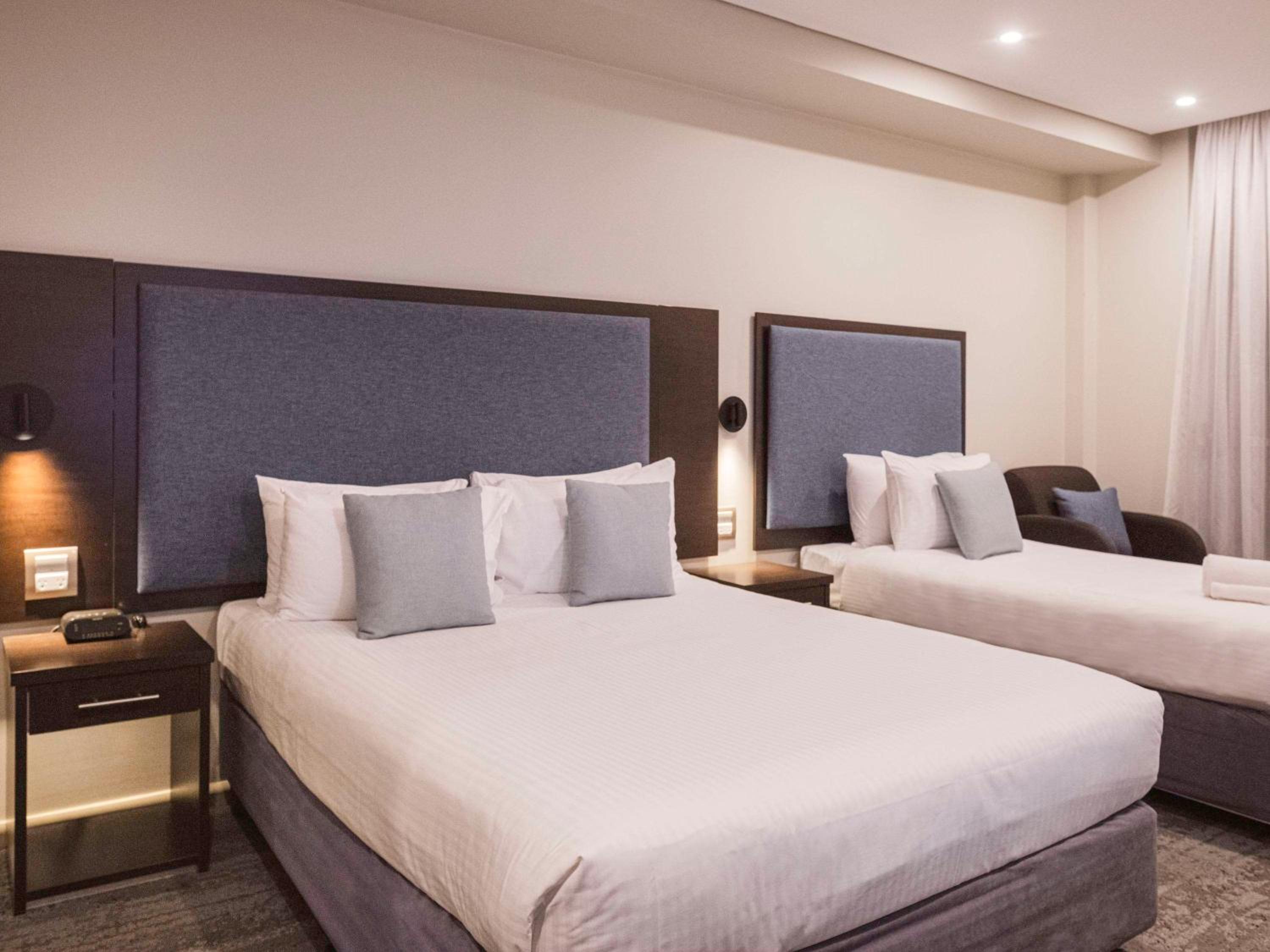 Queen Room with Sofa Bed and Balcony - Photo 9