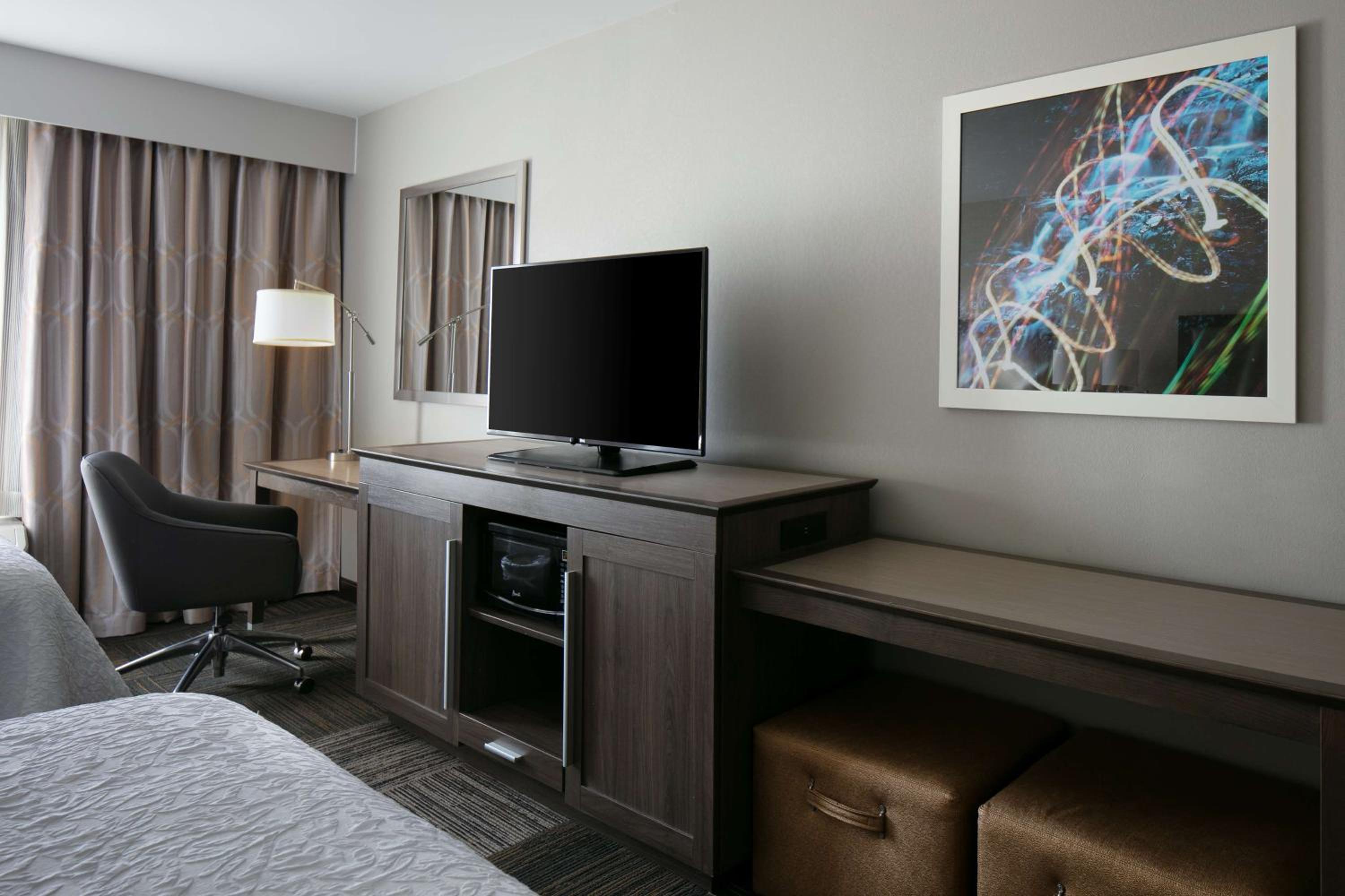 Queen Room with Two Queen Beds - Hearing Access/Non-Smoking photo 3