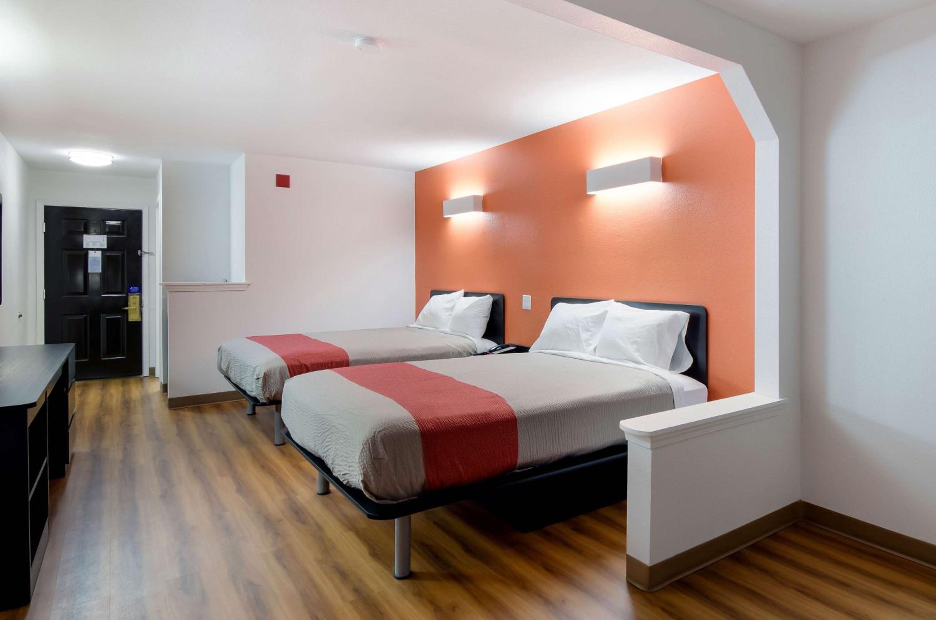 Deluxe Queen Room with Two Queen Beds - Non-Smoking photo 2