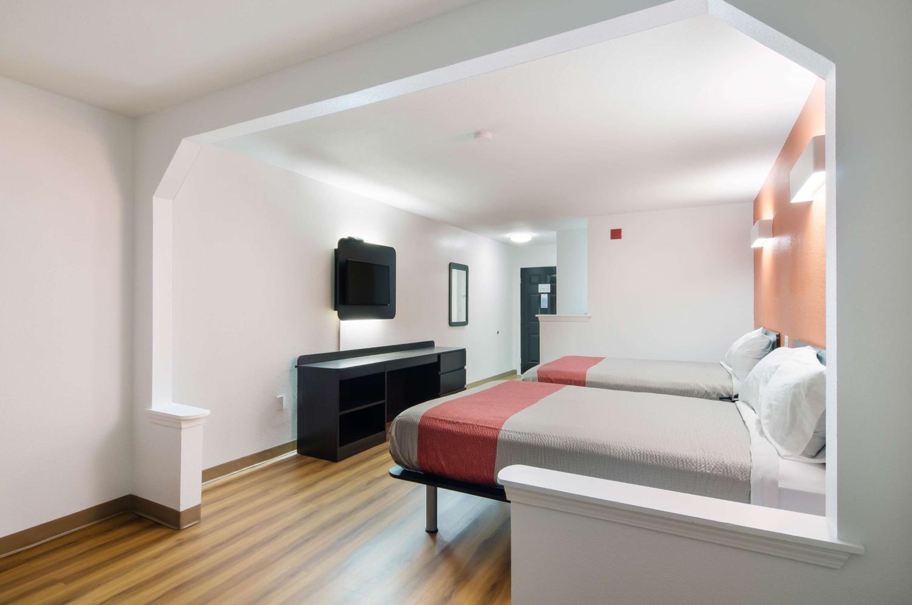 Deluxe Queen Room with Two Queen Beds - Non-Smoking photo 3