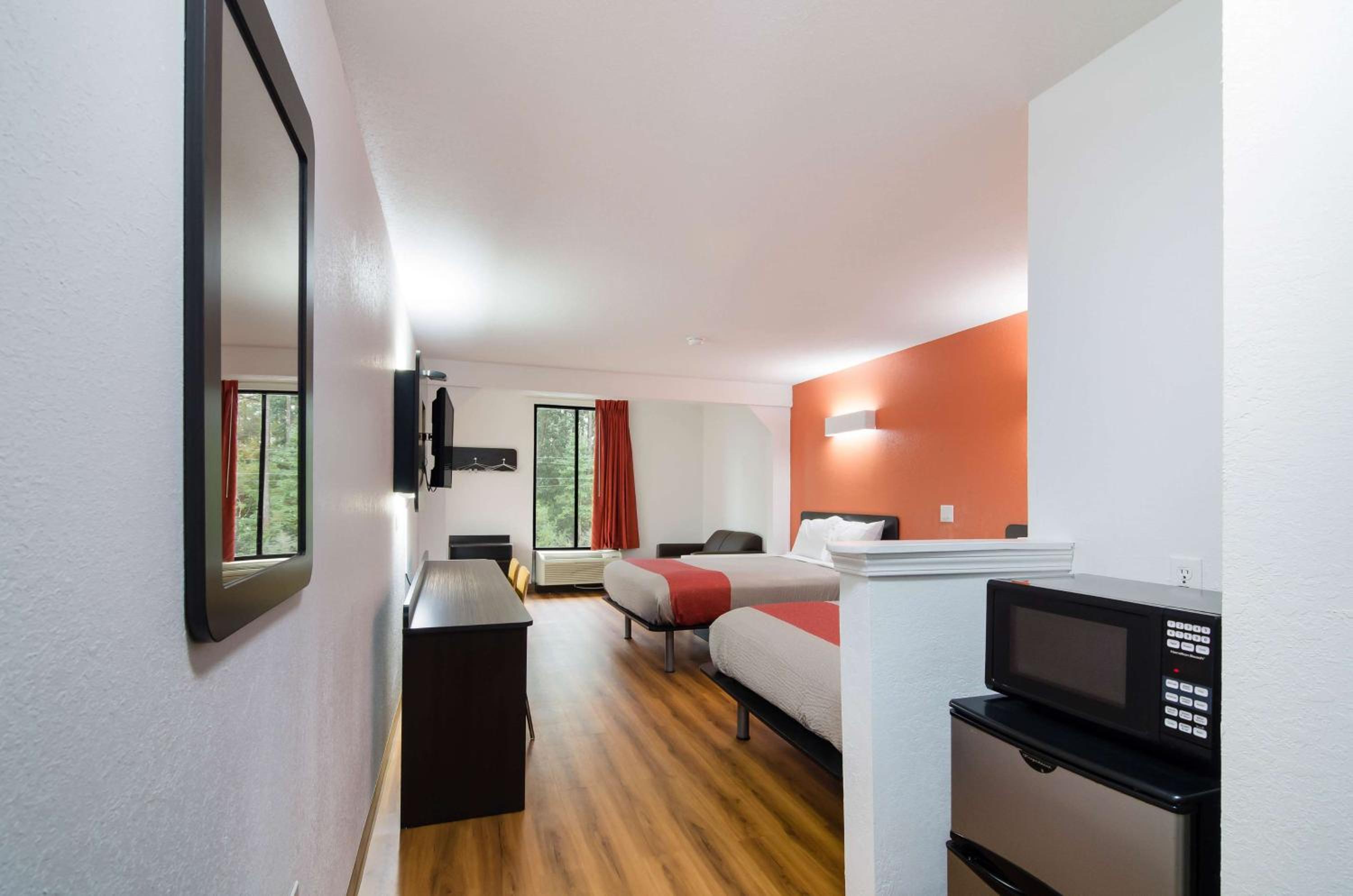 Deluxe Queen Room with Two Queen Beds - Non-Smoking photo 3