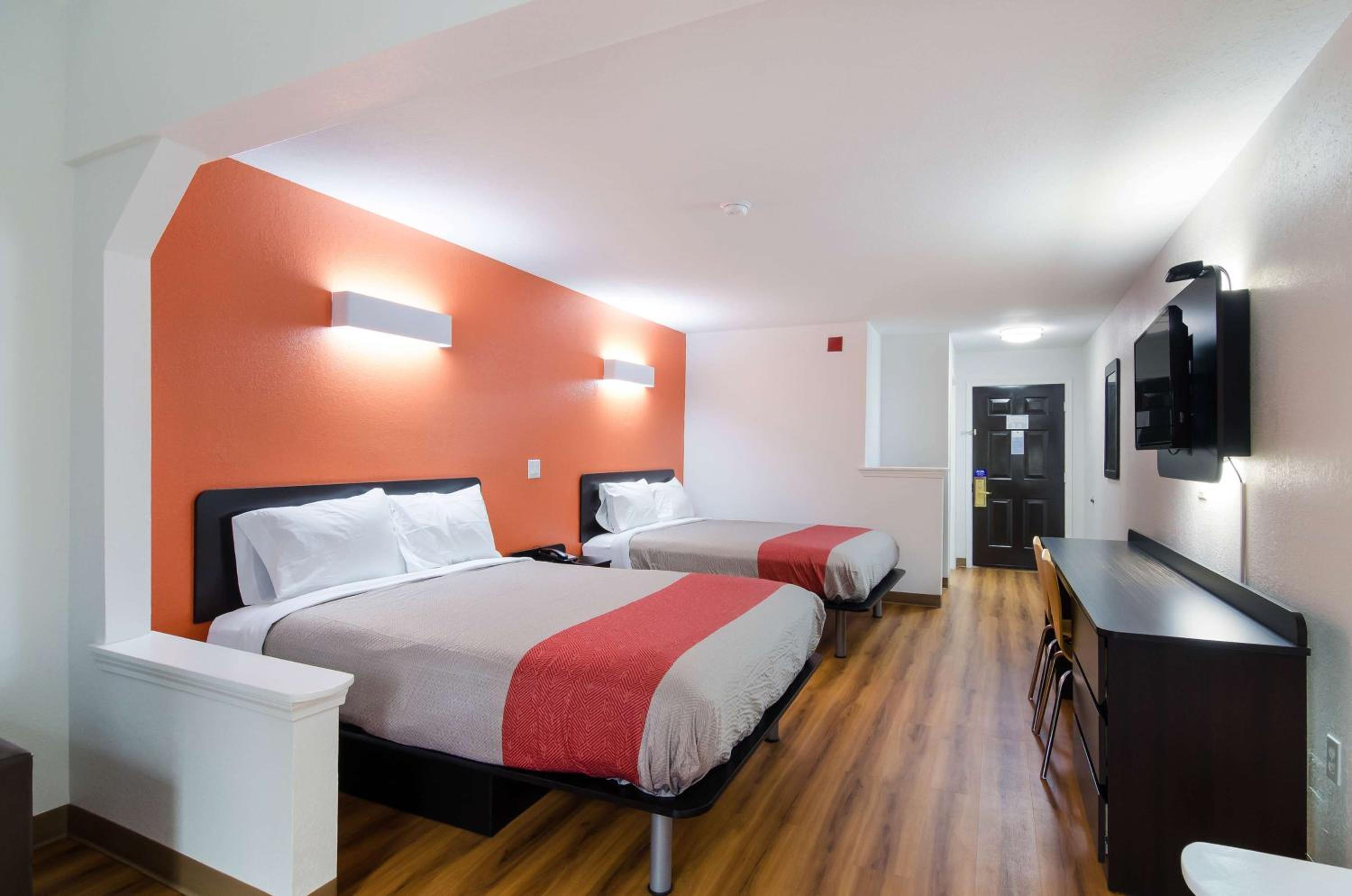 Queen Room with Two Queen Beds - Smoking photo 2
