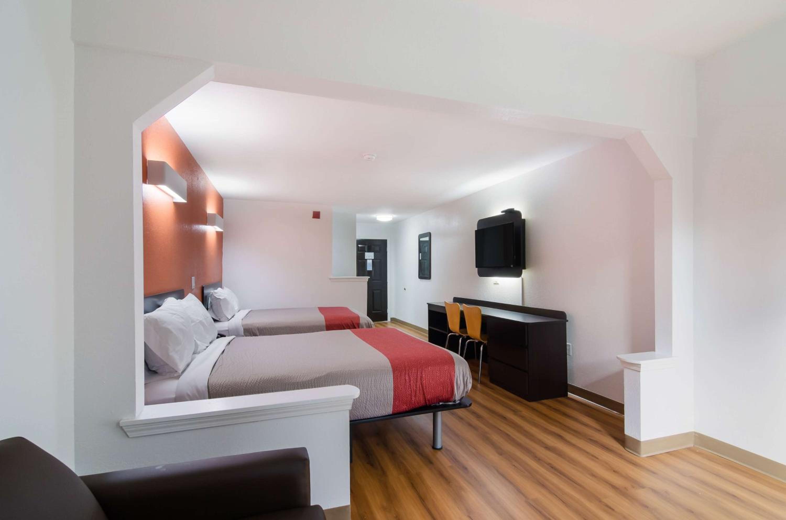 Queen Room with Two Queen Beds - Smoking photo 3