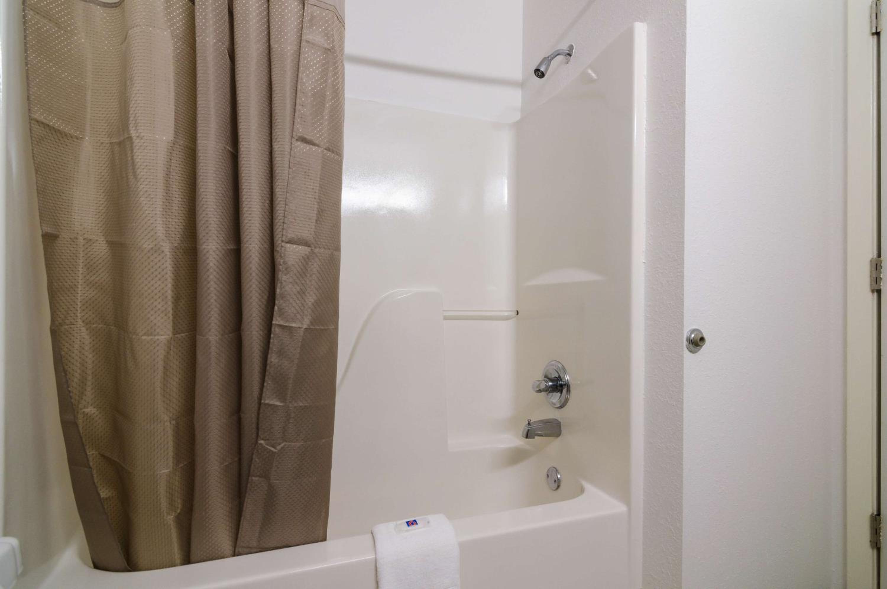 King Room with Spa Bath - Non-Smoking photo 3