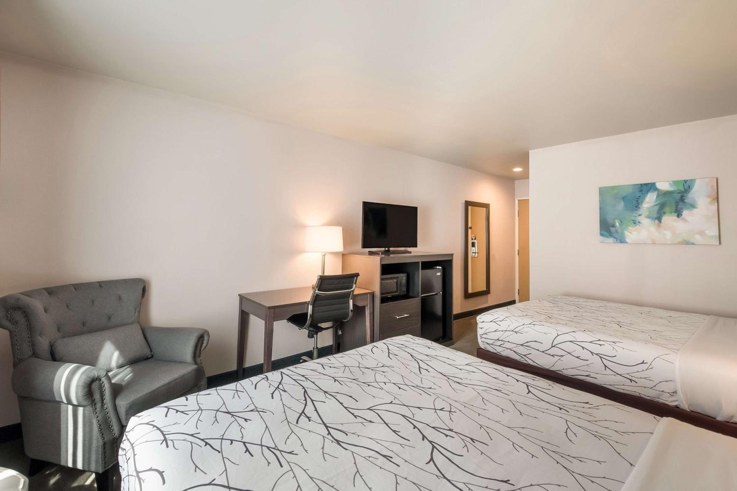 Queen Room with Two Queen Beds - Photo 2