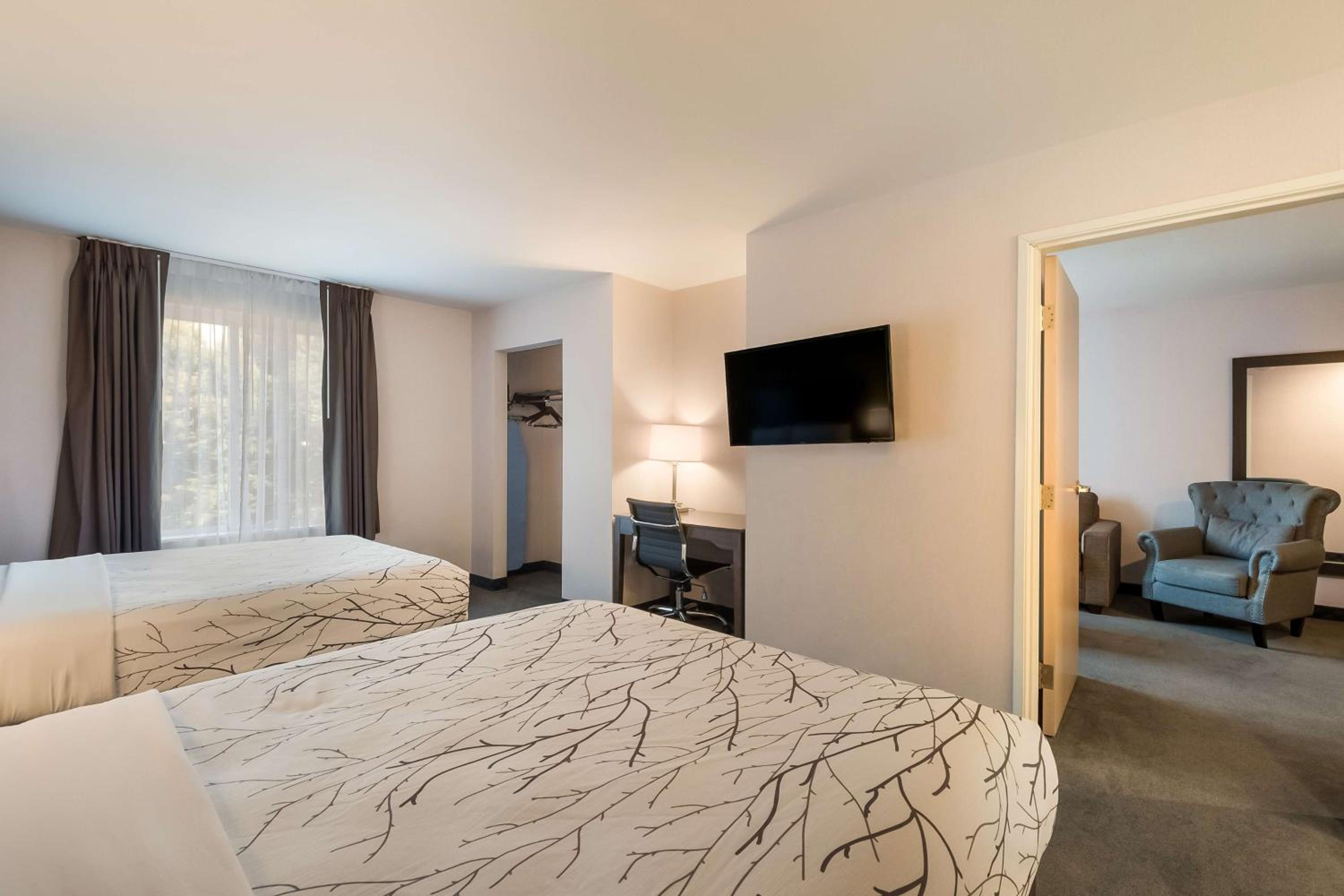 Queen Suite with Two Queen Beds - Photo 2