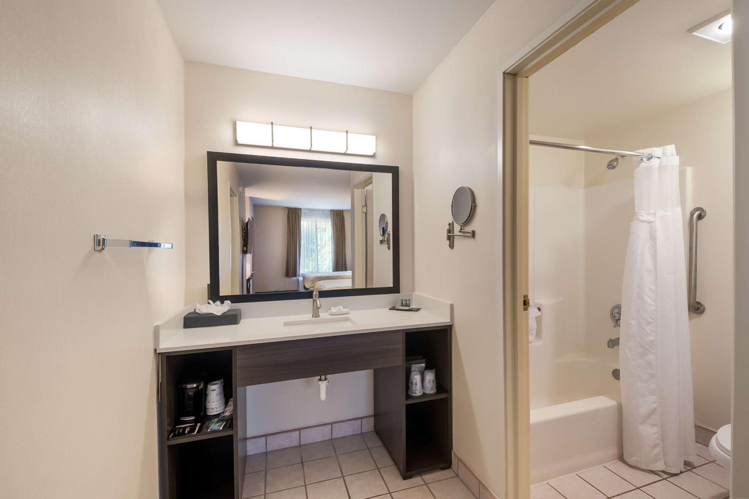 Queen Suite with Two Queen Beds - Photo 4