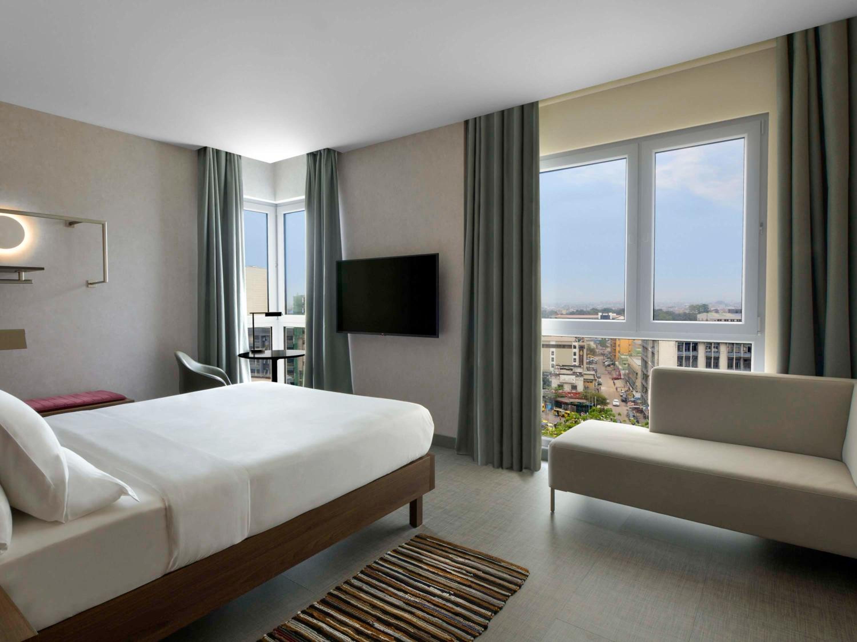 Executive Room with Double Bed and Sofa - Photo 11