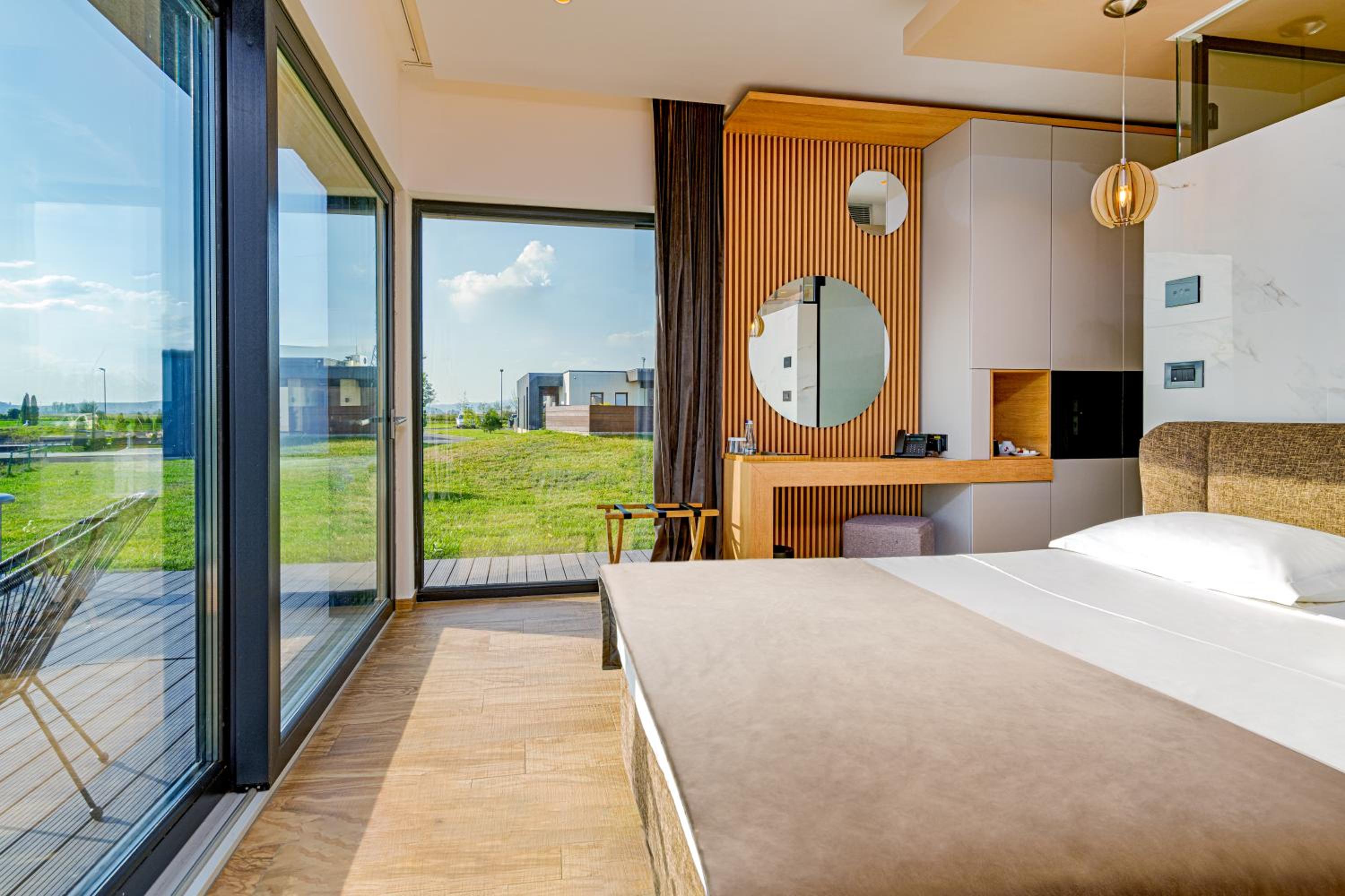 Standard King Room - Photo 9