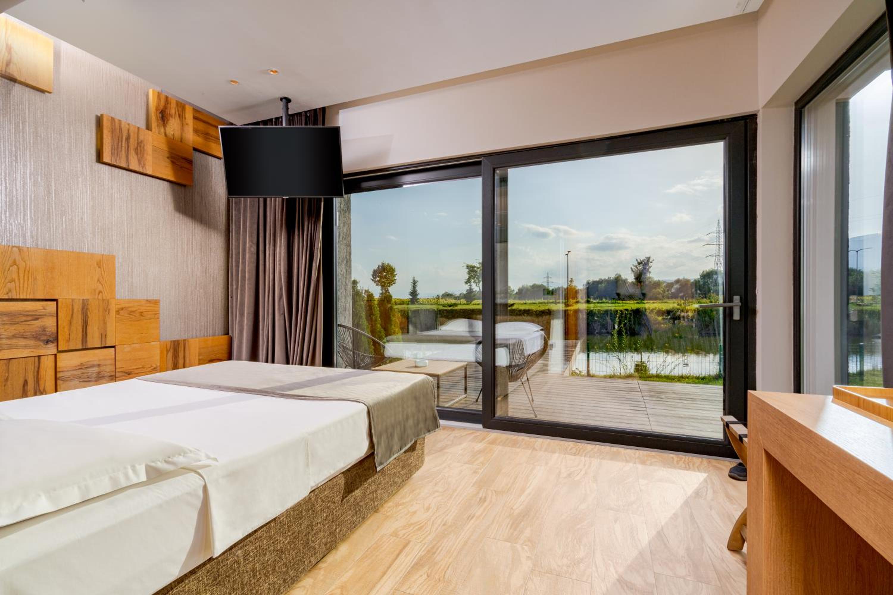 Standard King Room - Photo 7