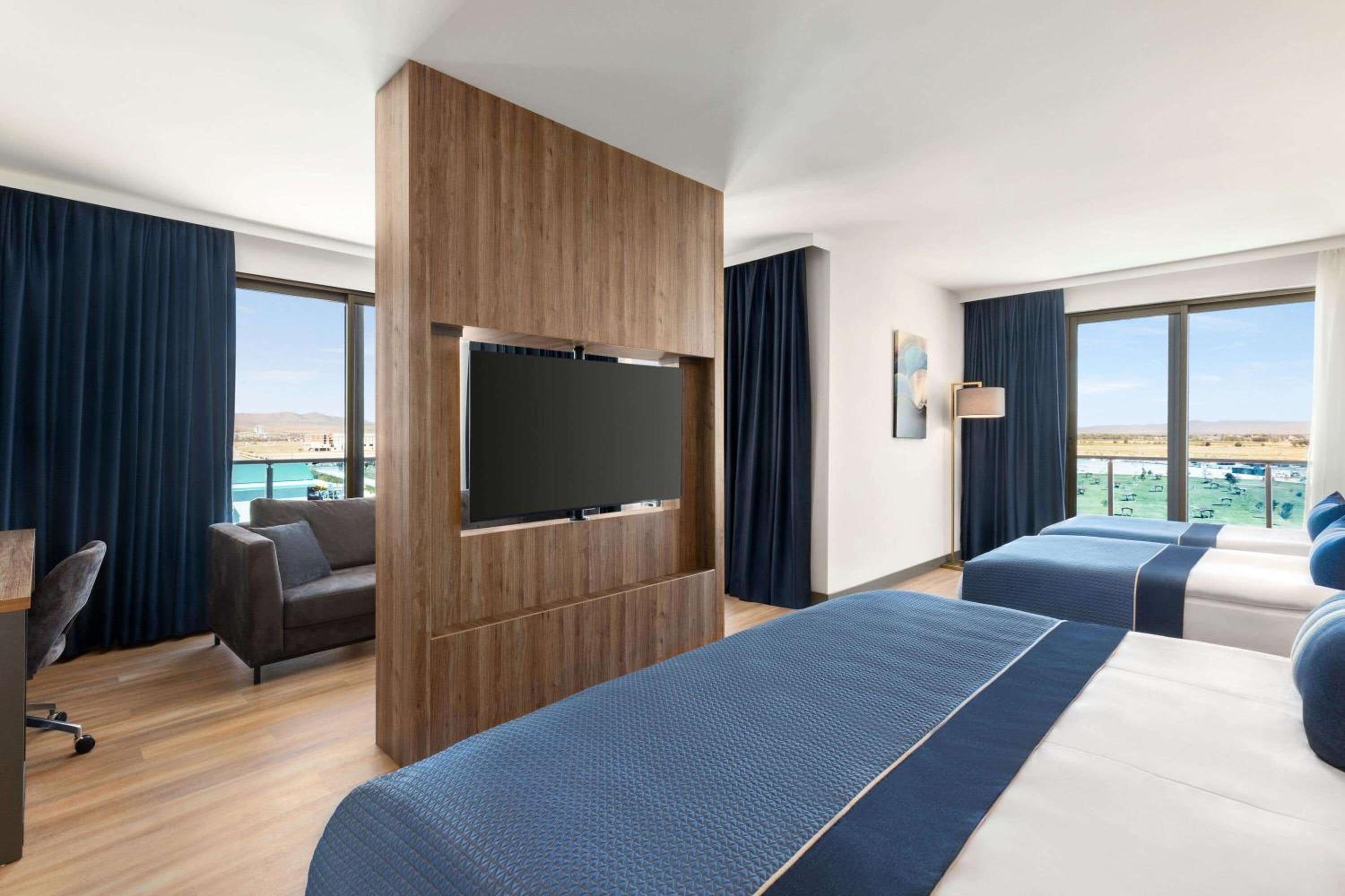 Corner Deluxe Room - Photo 1