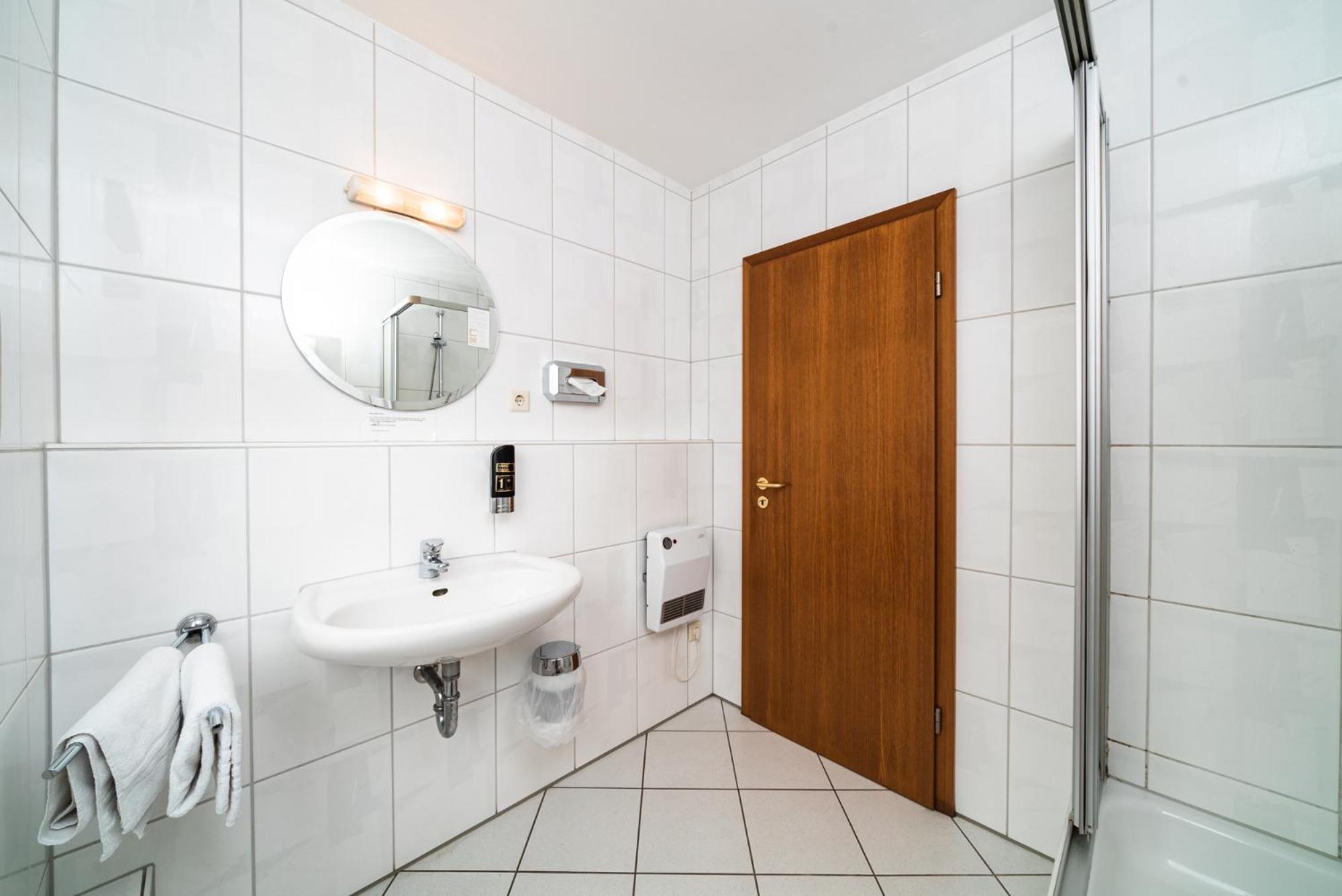 Twin Room - Photo 3