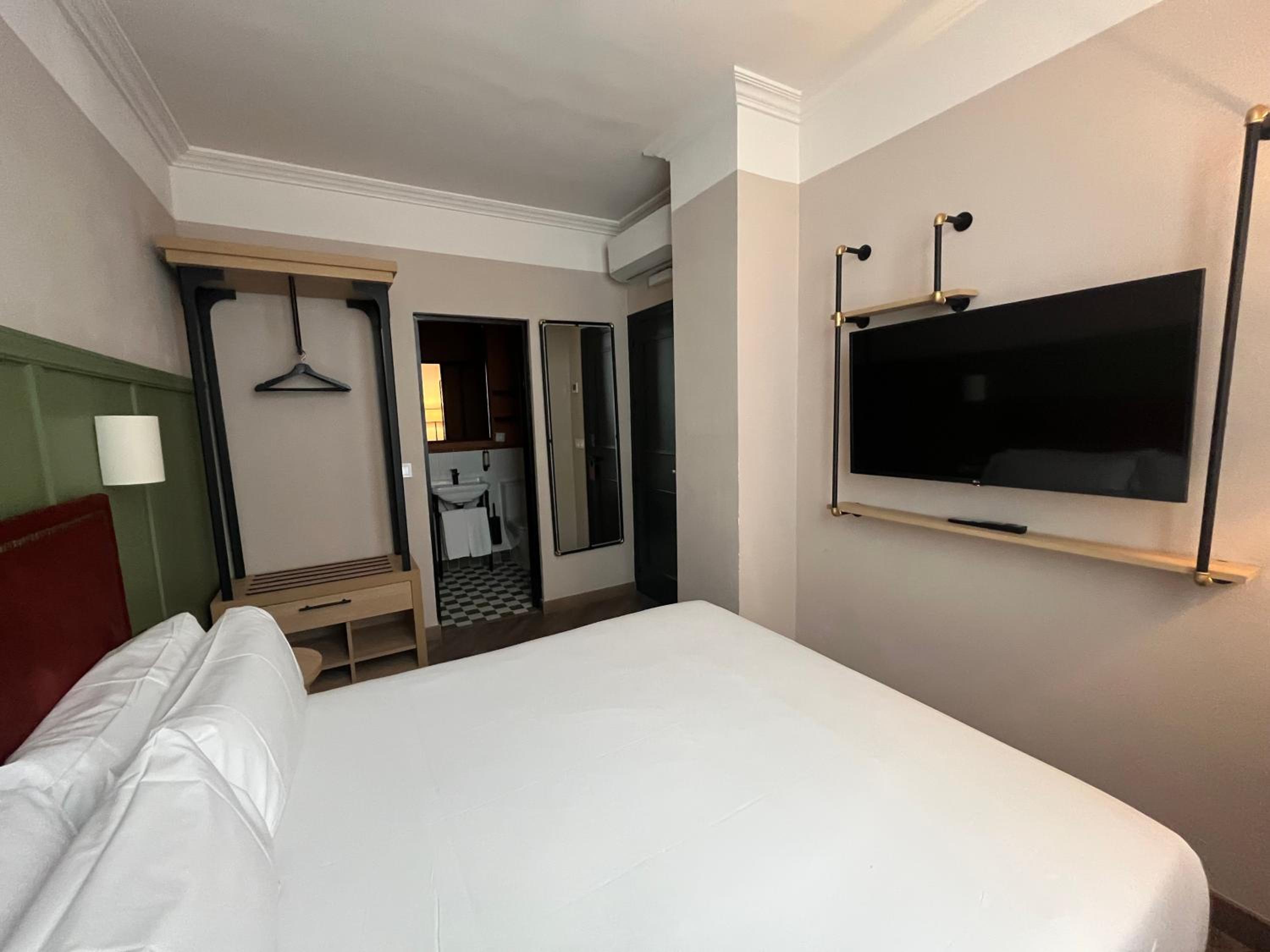 Double Room - Photo 7