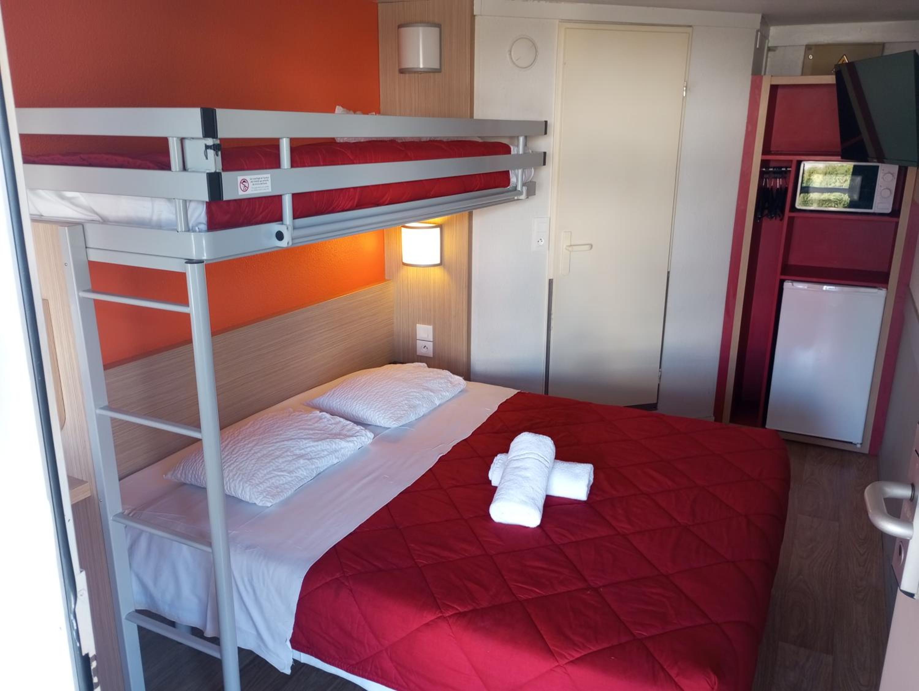 Triple Room (1 Double Bed + 1 Single Bed) - Photo 4
