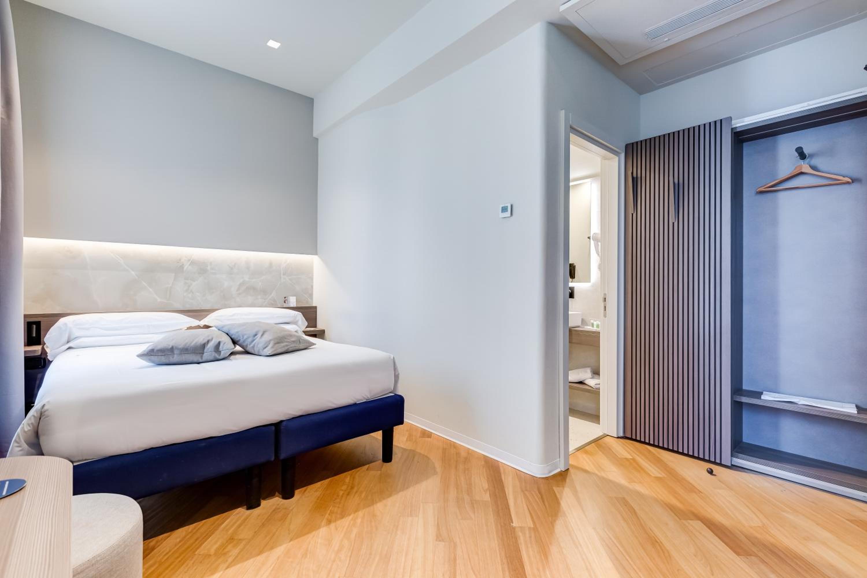 Superior King Room - Photo 4