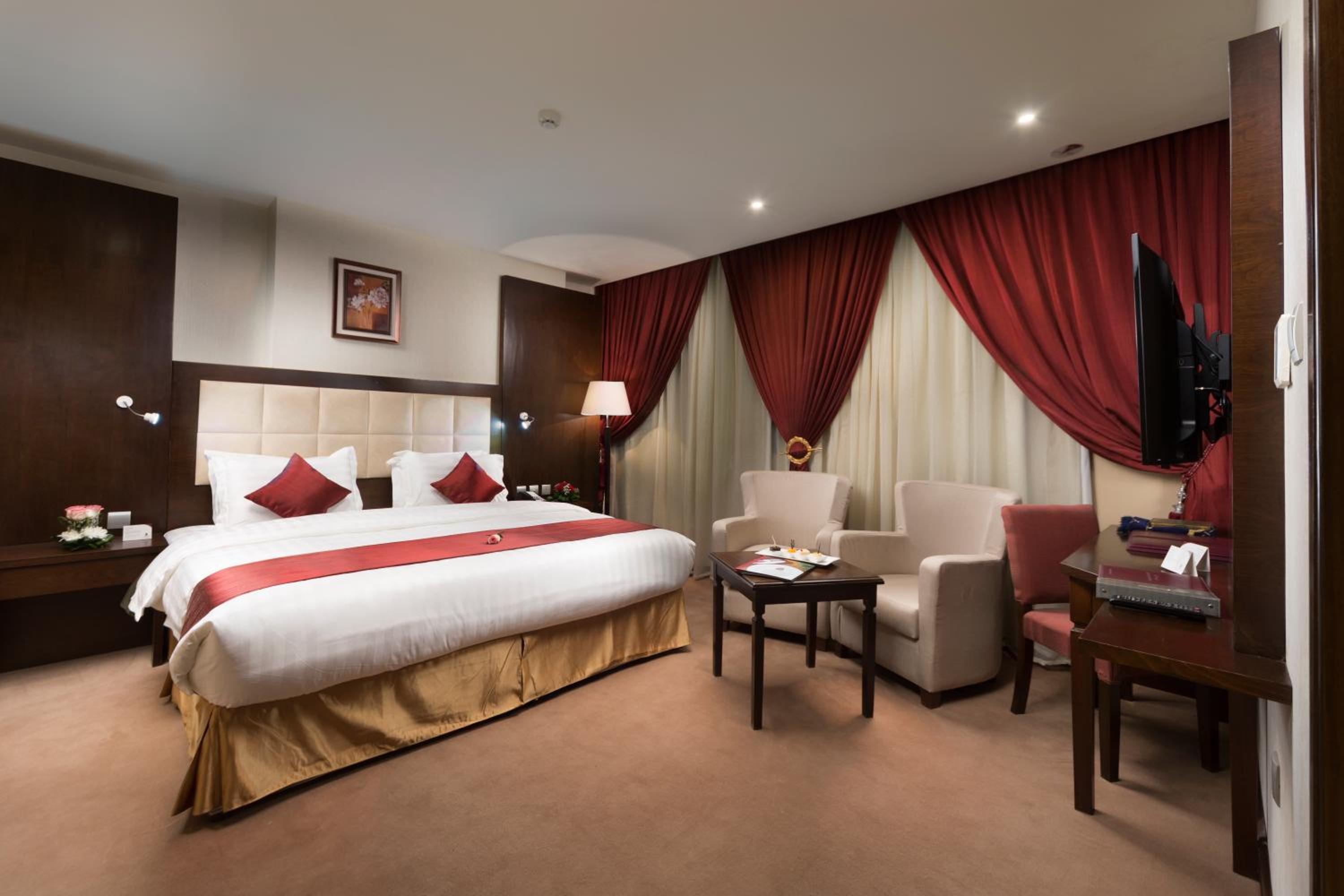 Deluxe King Suite photo 3