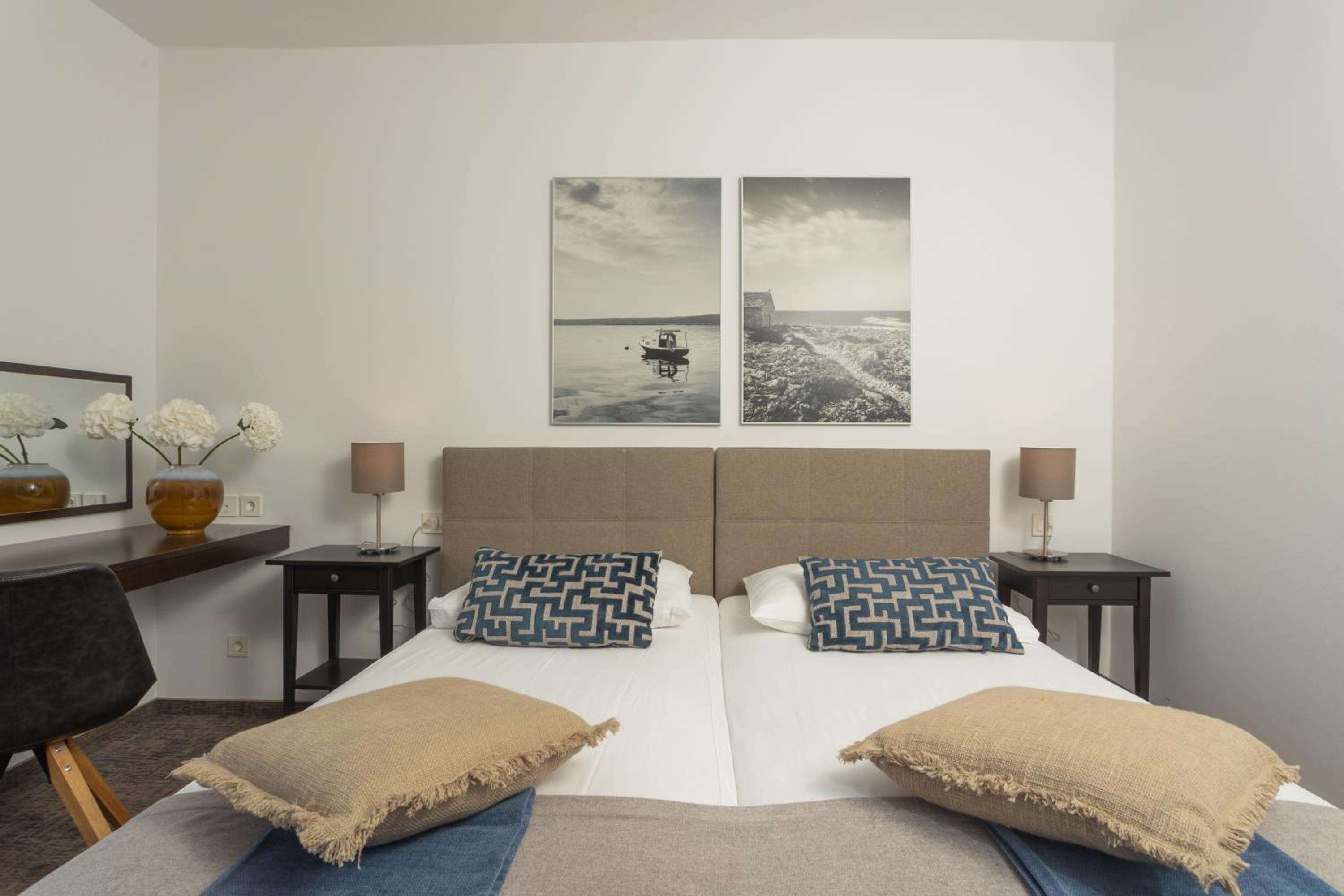 Classic Double Room with Balcony - Sea Side - Photo 3
