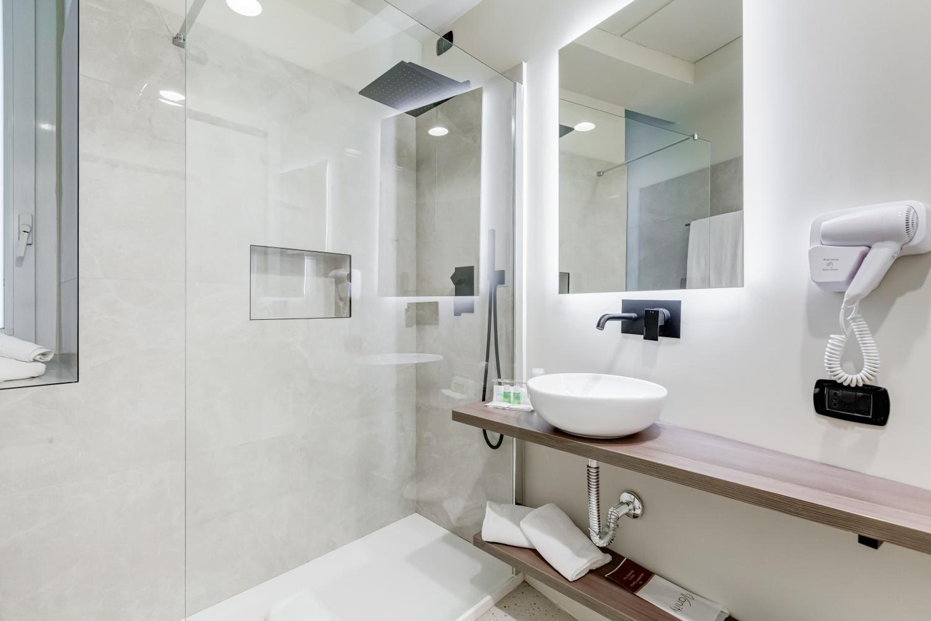 Superior King Room - Photo 13