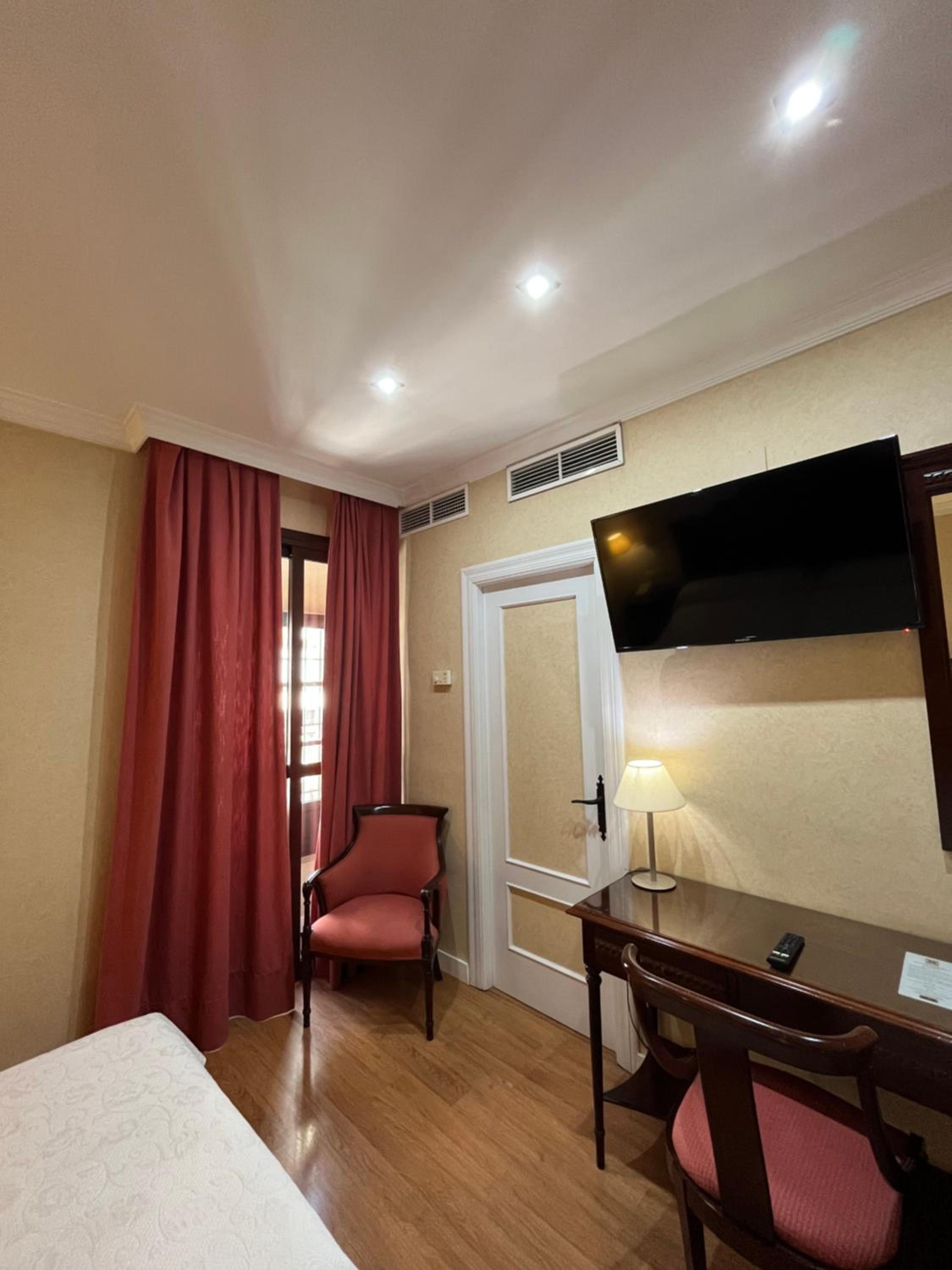 Double or Twin Room - Photo 5
