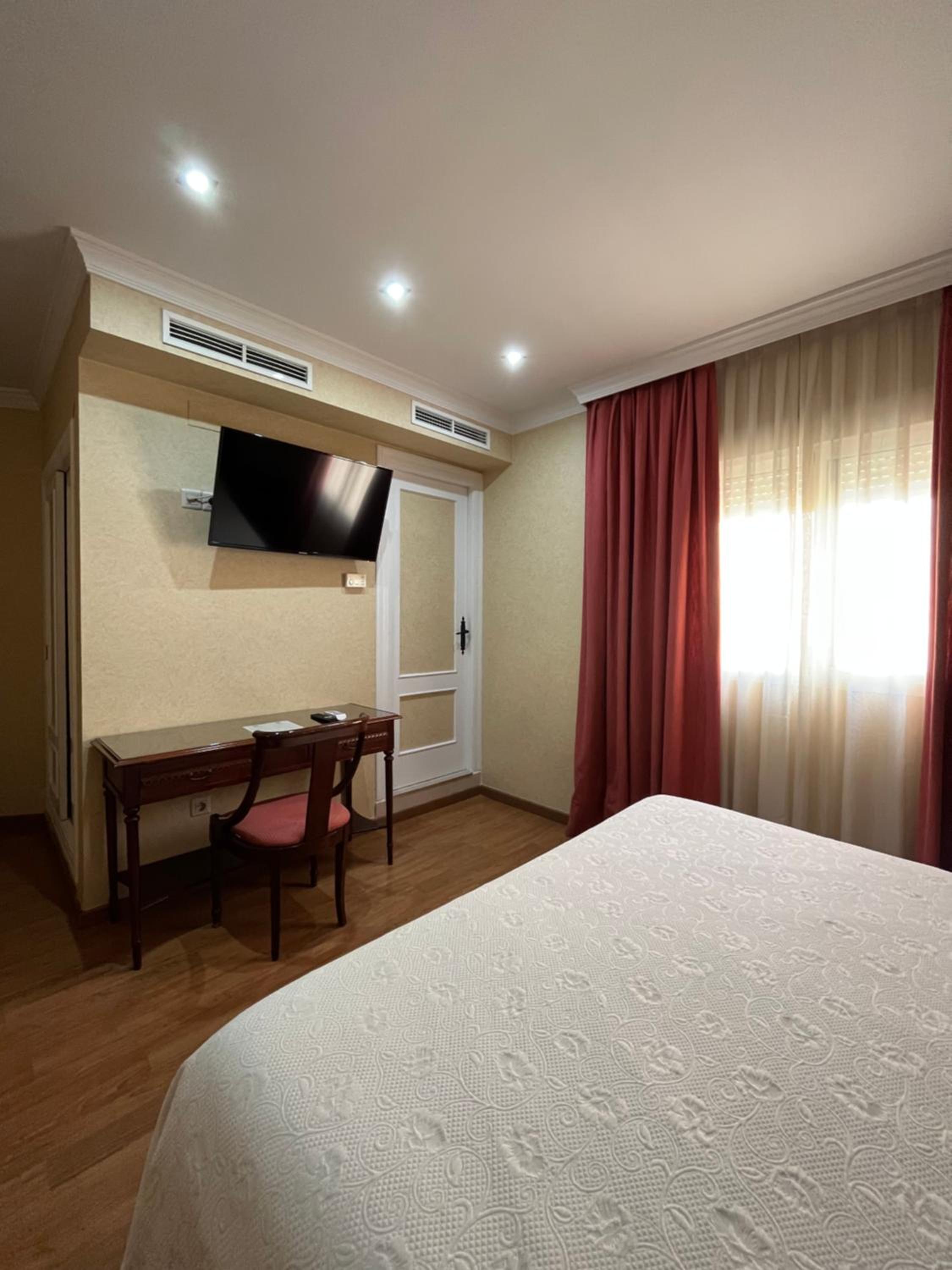 Double or Twin Room - Photo 4