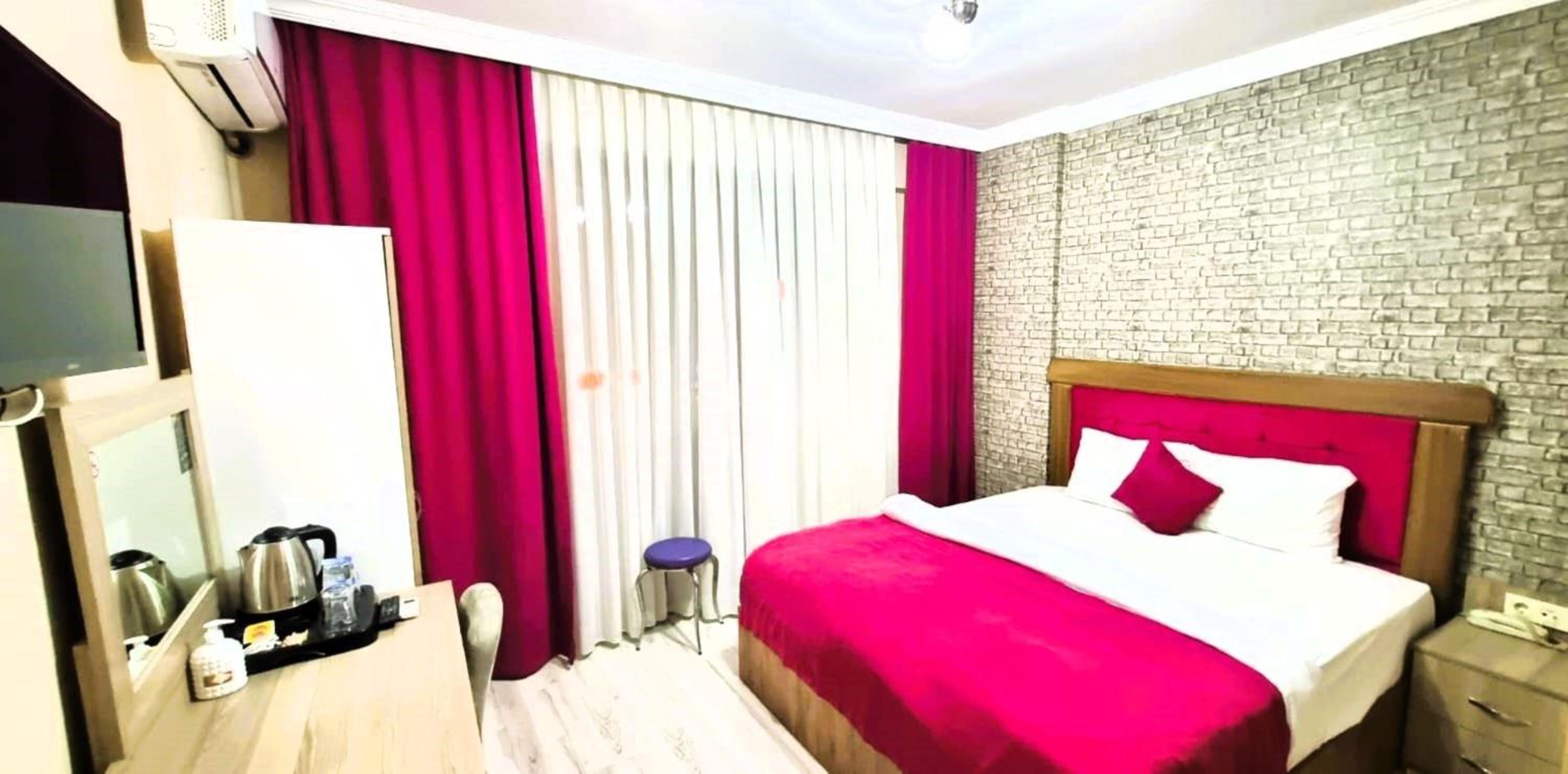 Double Room with Balcony (2 Adults + 1 Child) photo 1
