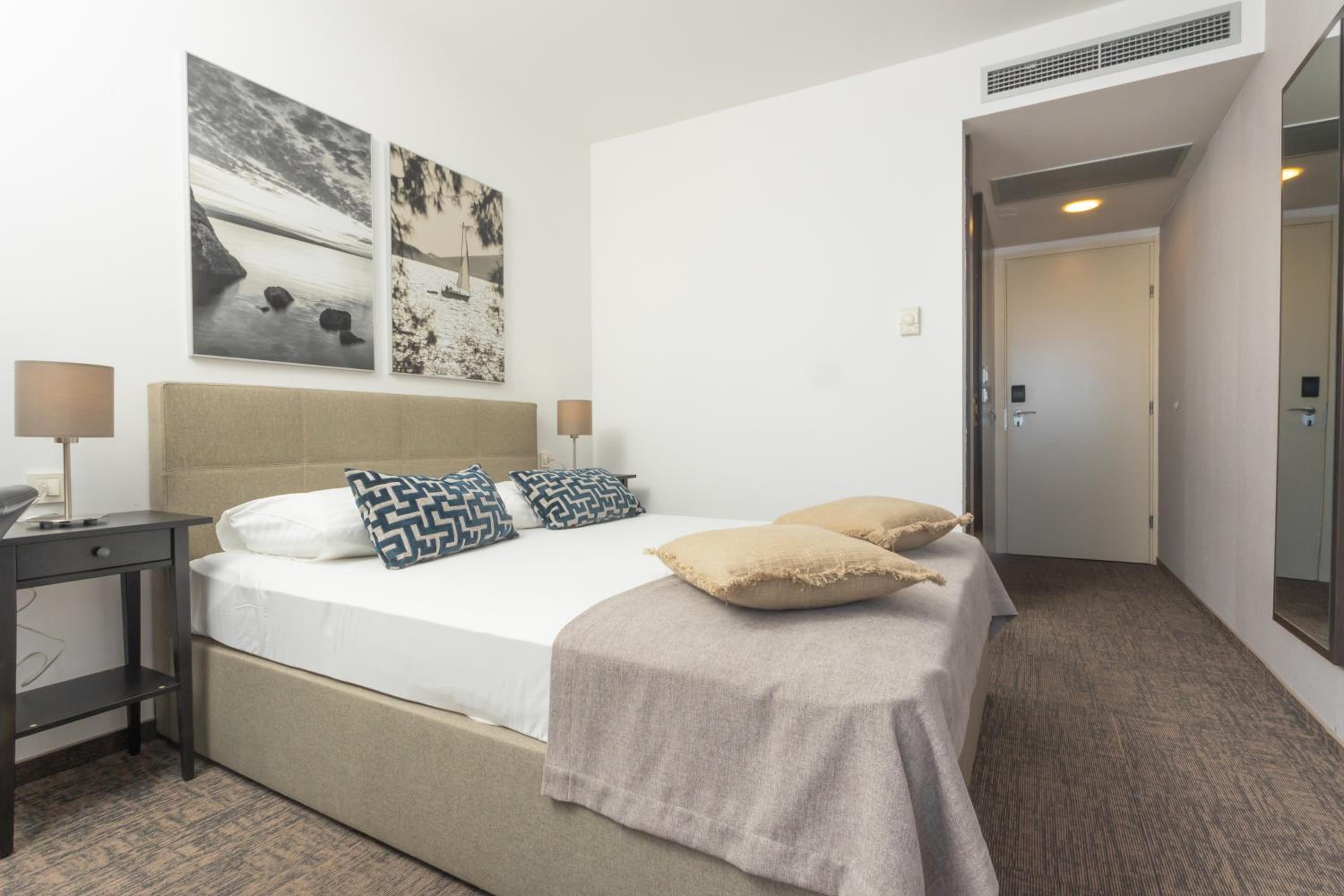 Classic Double Room with Balcony and Sea View - Photo 4