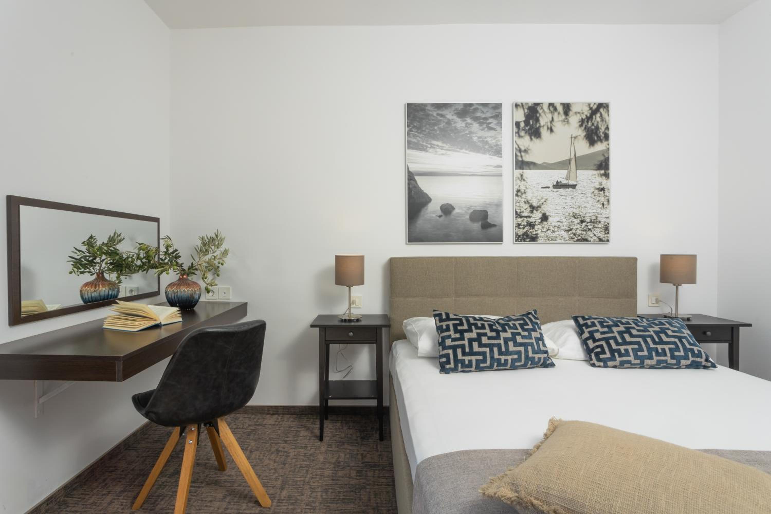 Classic Double Room with Balcony and Sea View - Photo 3