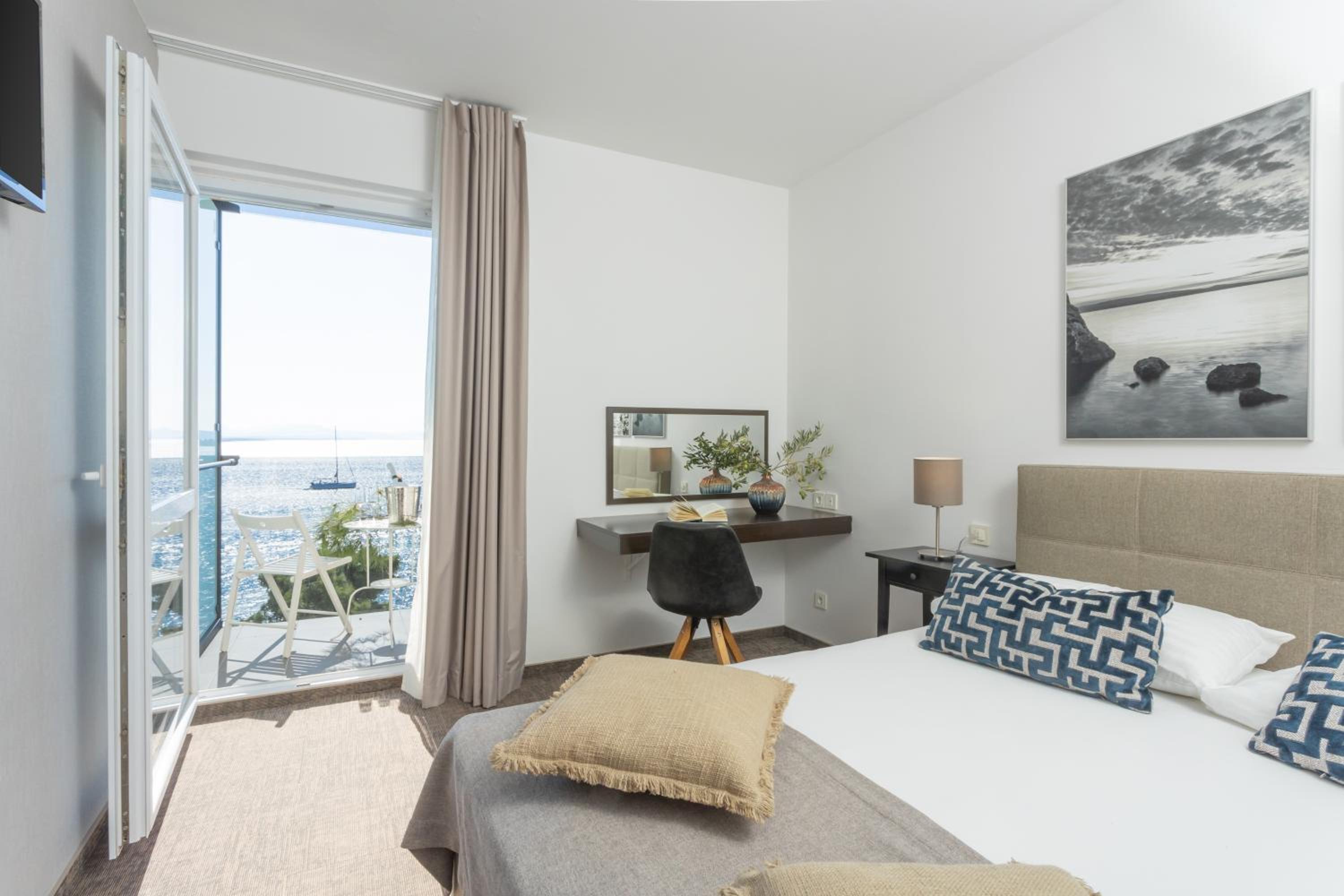 Classic Double Room with Balcony and Sea View - Photo 1