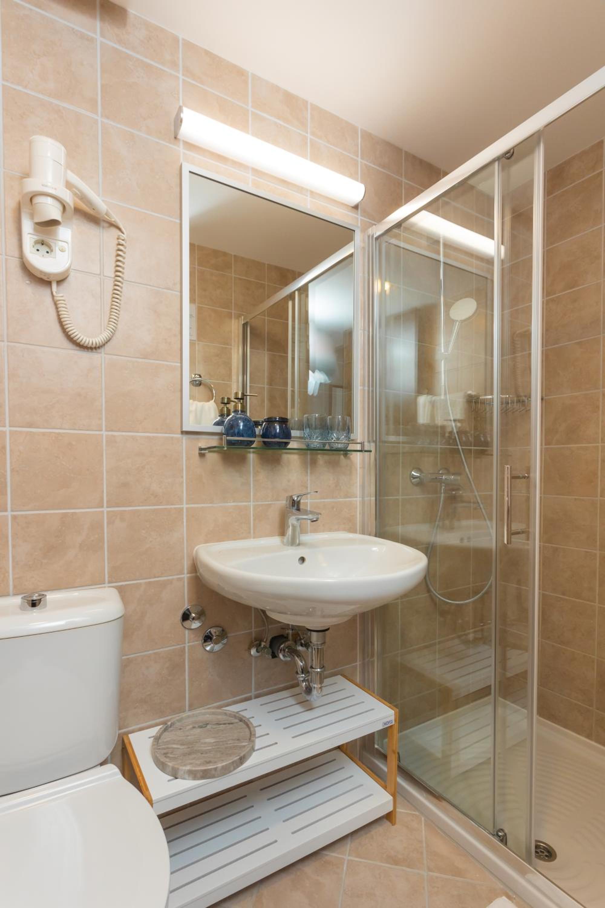 Classic Double Room with Balcony and Sea View - Photo 6