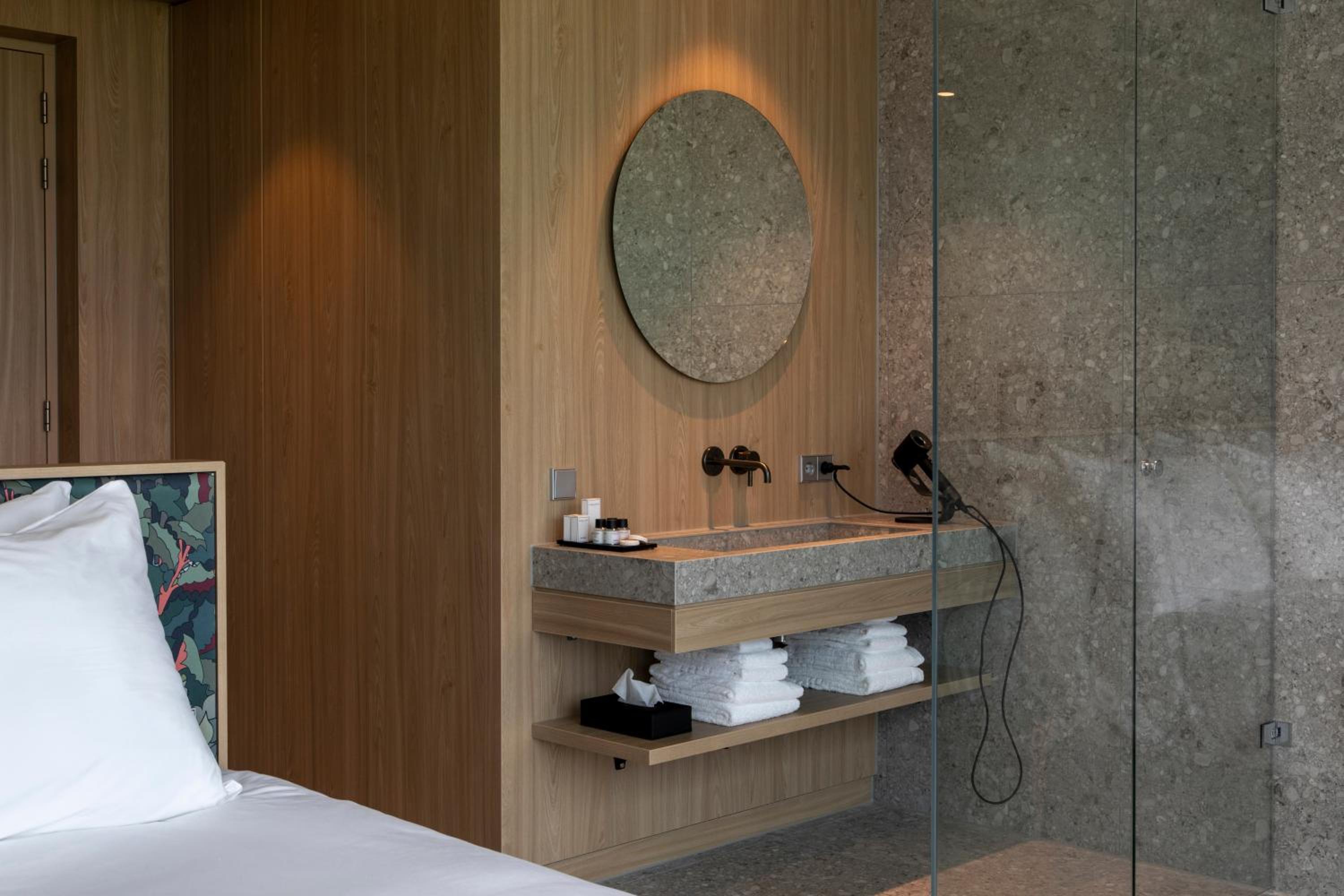 King Room with Spa Bath - Photo 4