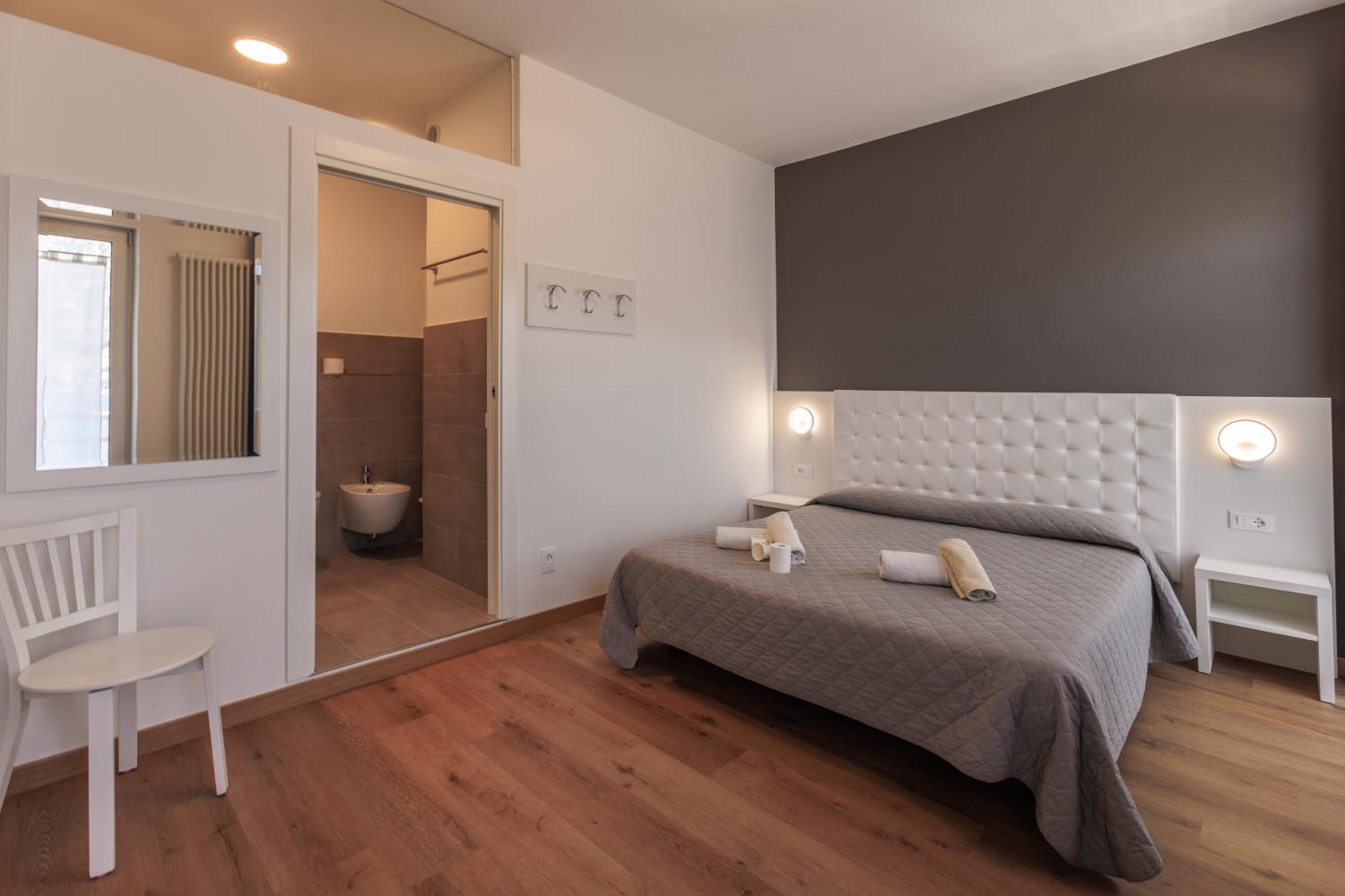 Deluxe Double Room with Balcony and Lake View