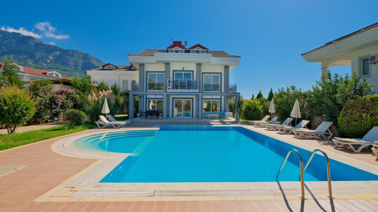 Five-Bedroom Villa photo 2