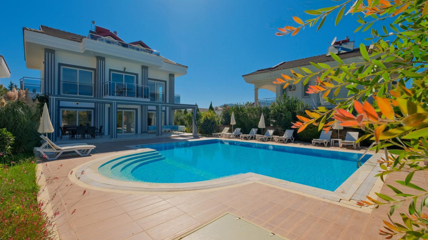 Five-Bedroom Villa photo 1
