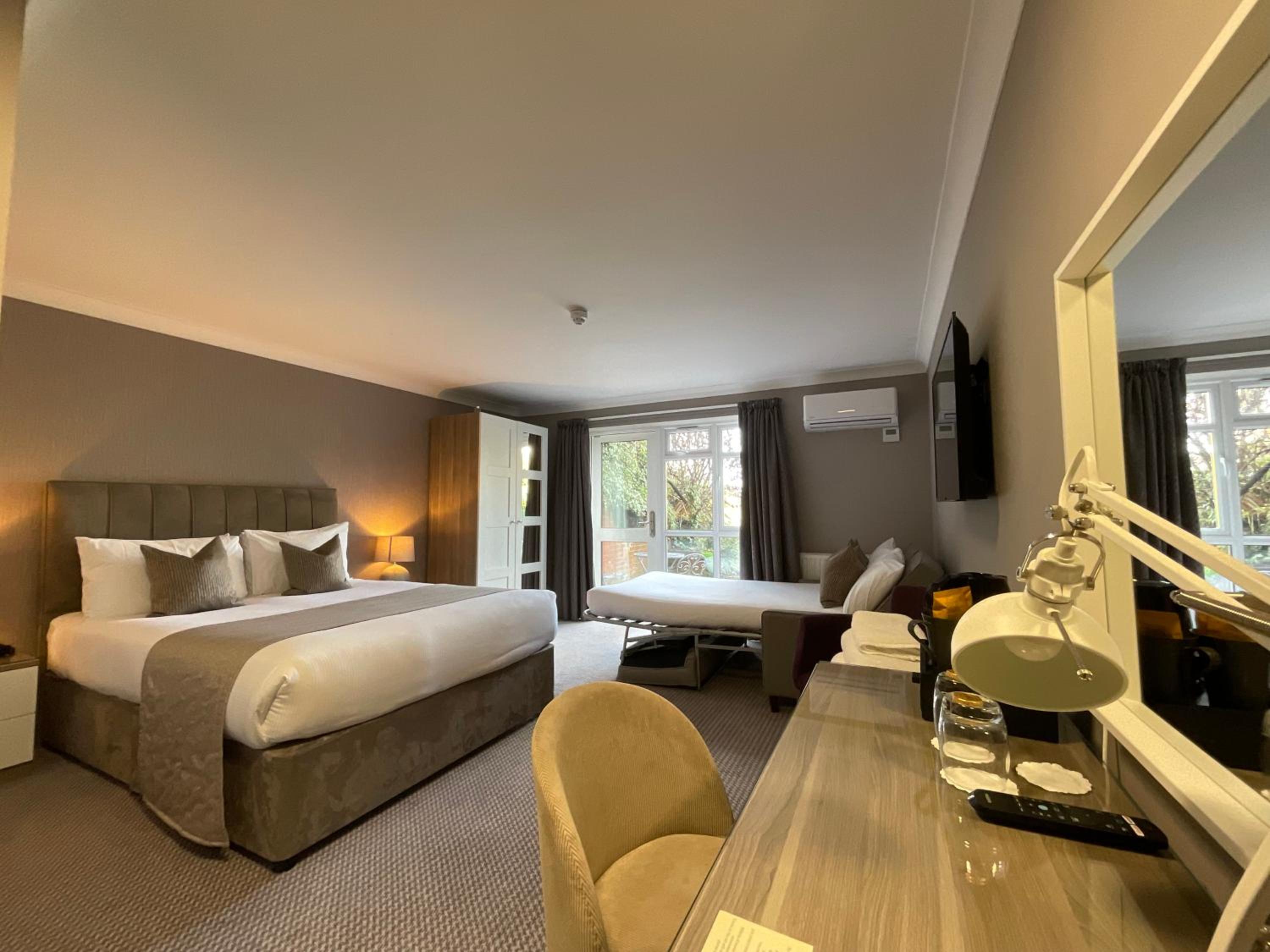 Superior Family Room with King Bed and Sofa Bed - Non-Smoking - Photo 4