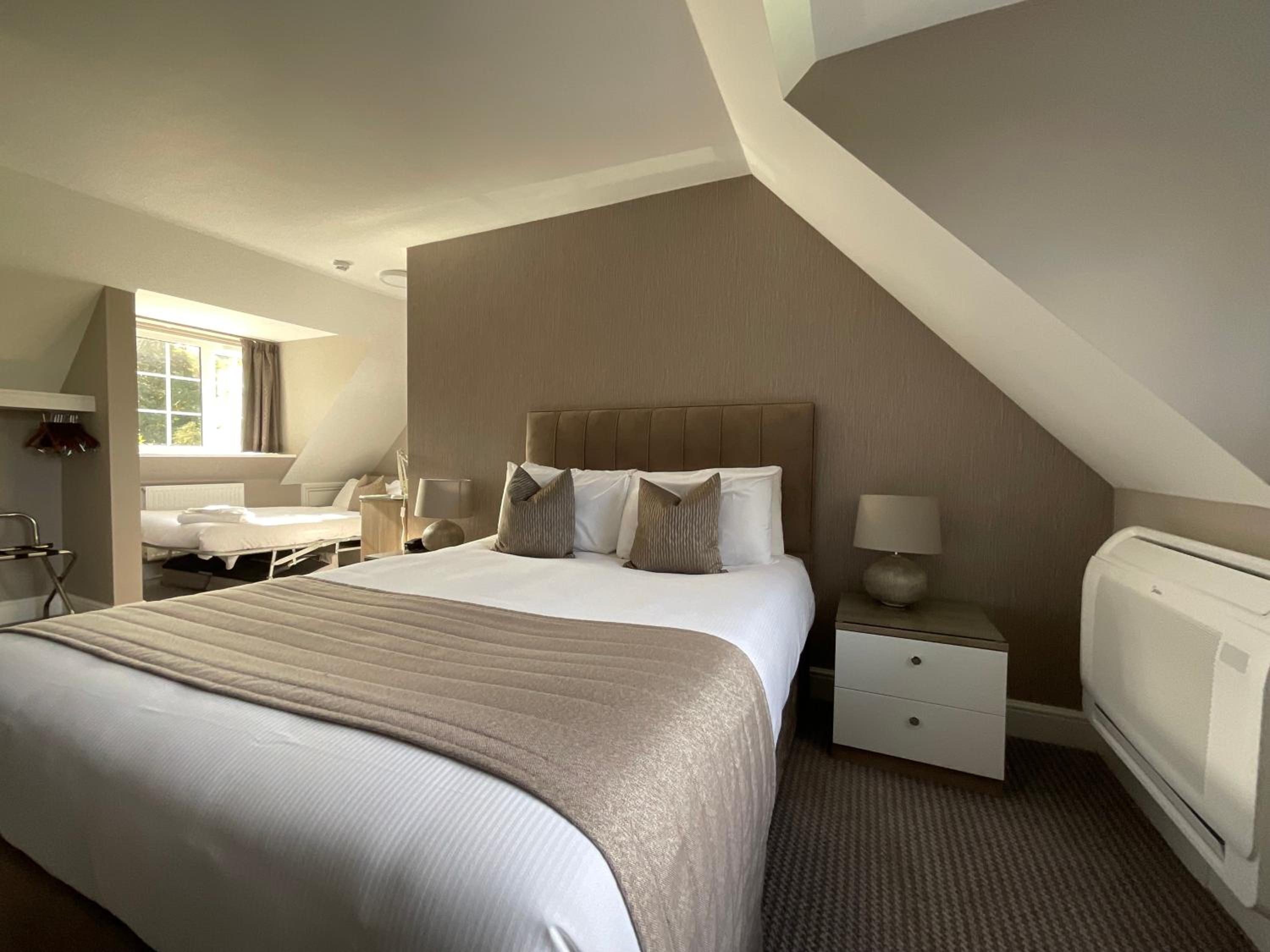 Superior Family Room with King Bed and Sofa Bed - Non-Smoking - Photo 5