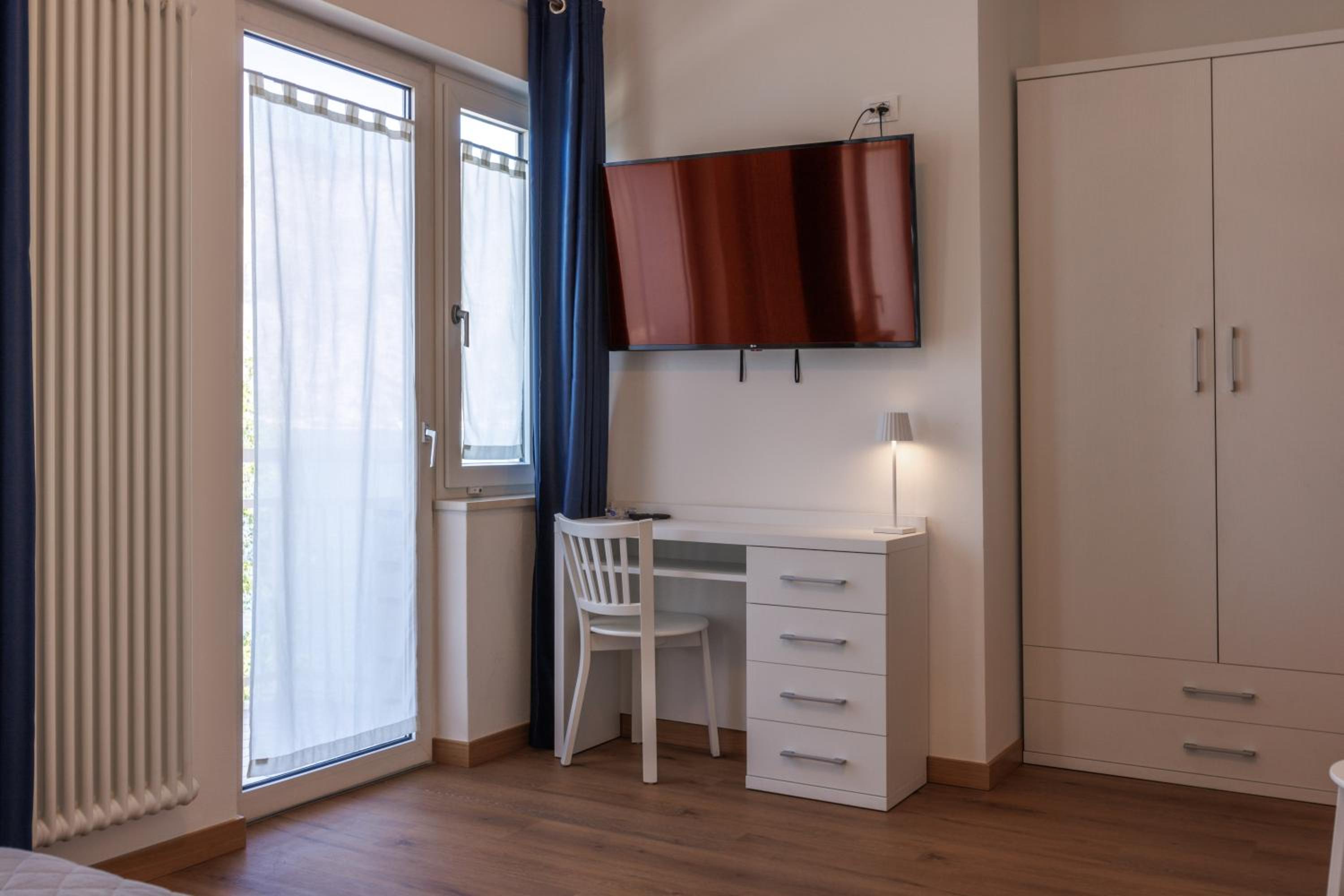 Deluxe Double Room with Balcony and Lake View photo 2
