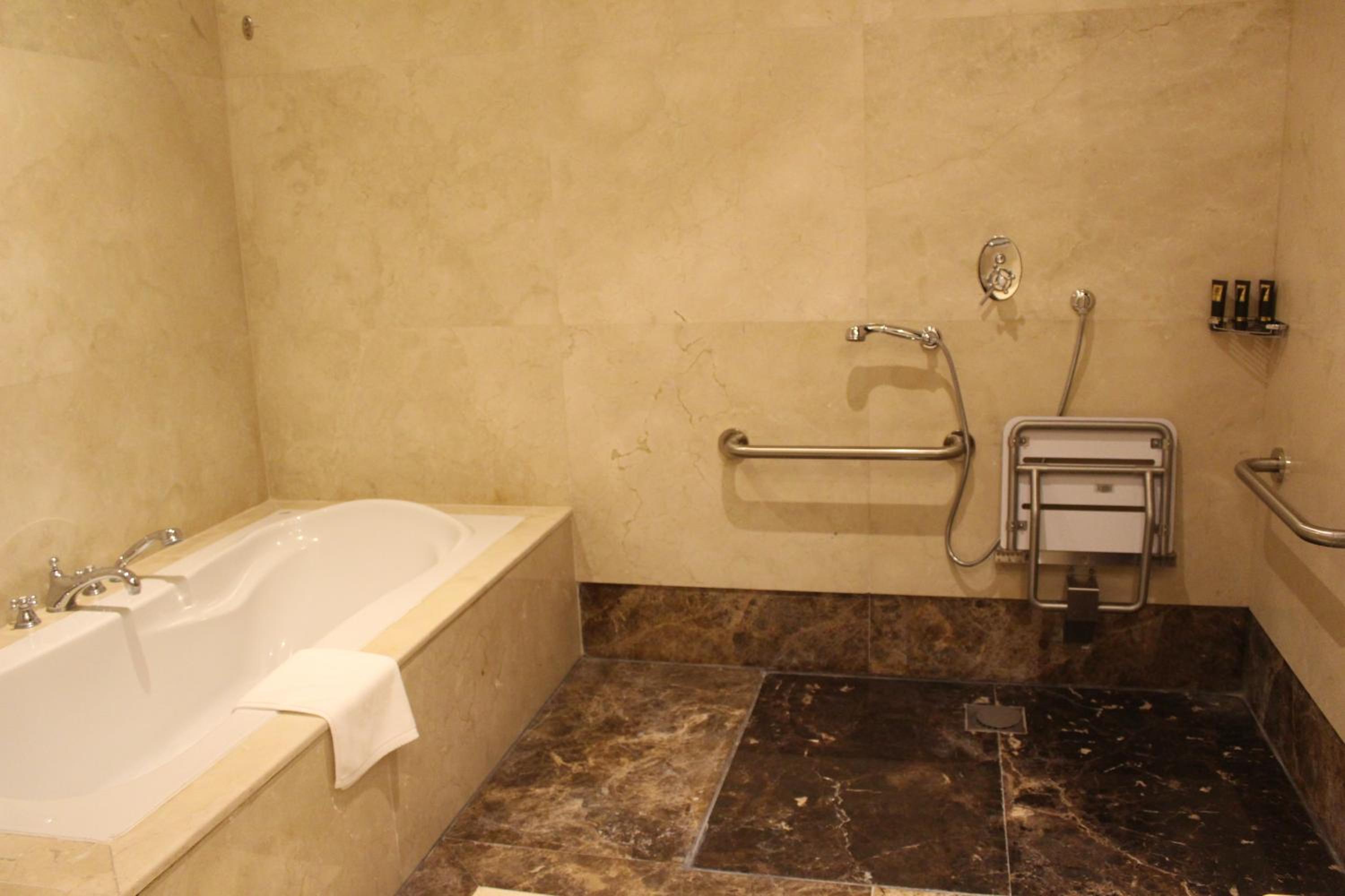 Twin Room with Bathtub and Grab Bars - Mobility/Hearing Accessible - Photo 3