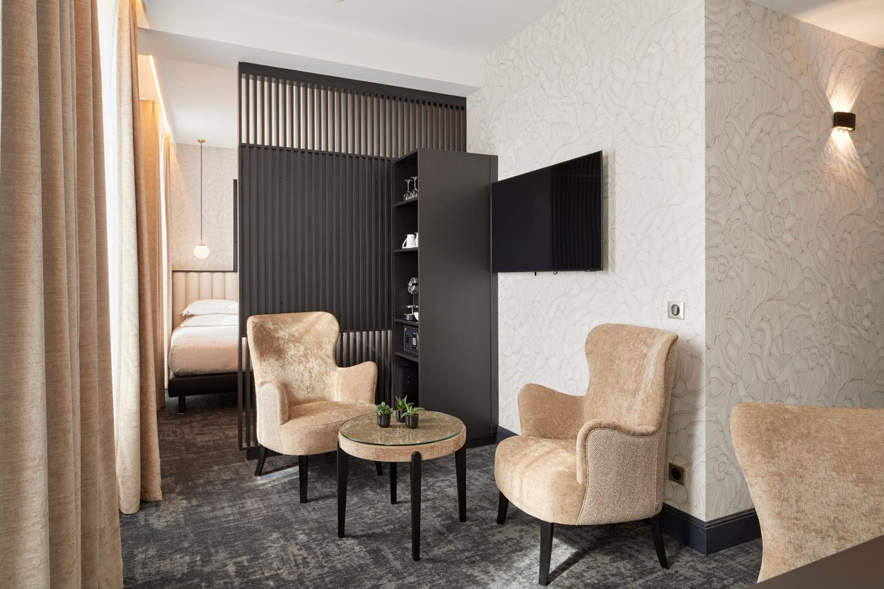 Deluxe King Room - Photo 6
